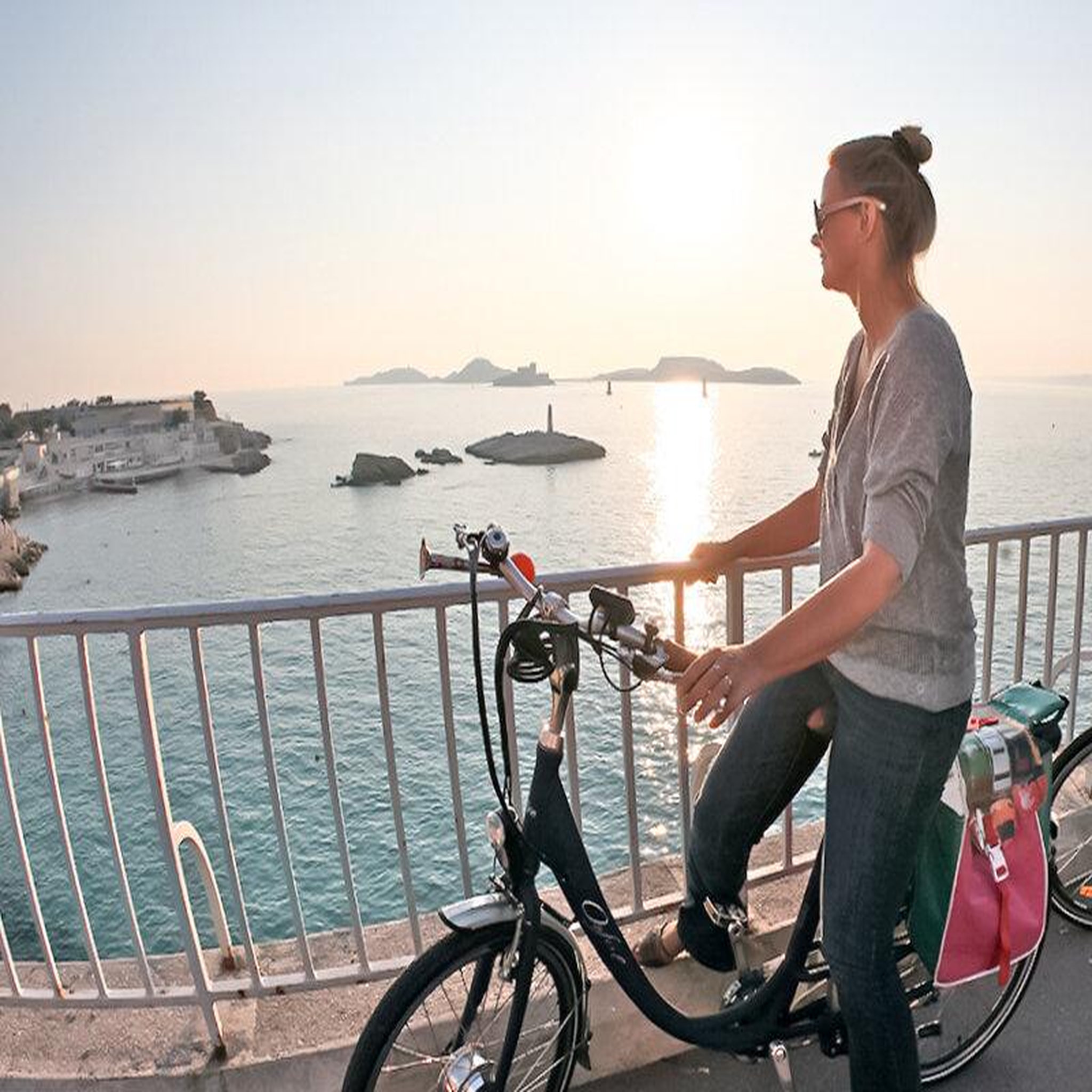 Voir la diapositive 3 : Smartbox Visite insolite de marseille en vélo électrique - coffret cadeau sport & aventure