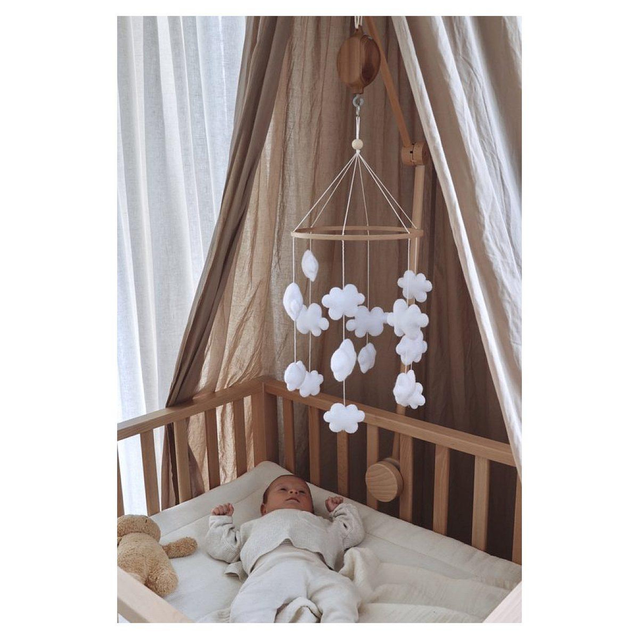 Voir la diapositive 3 : LITTLE LOUA Mobile bébé nuages fait main