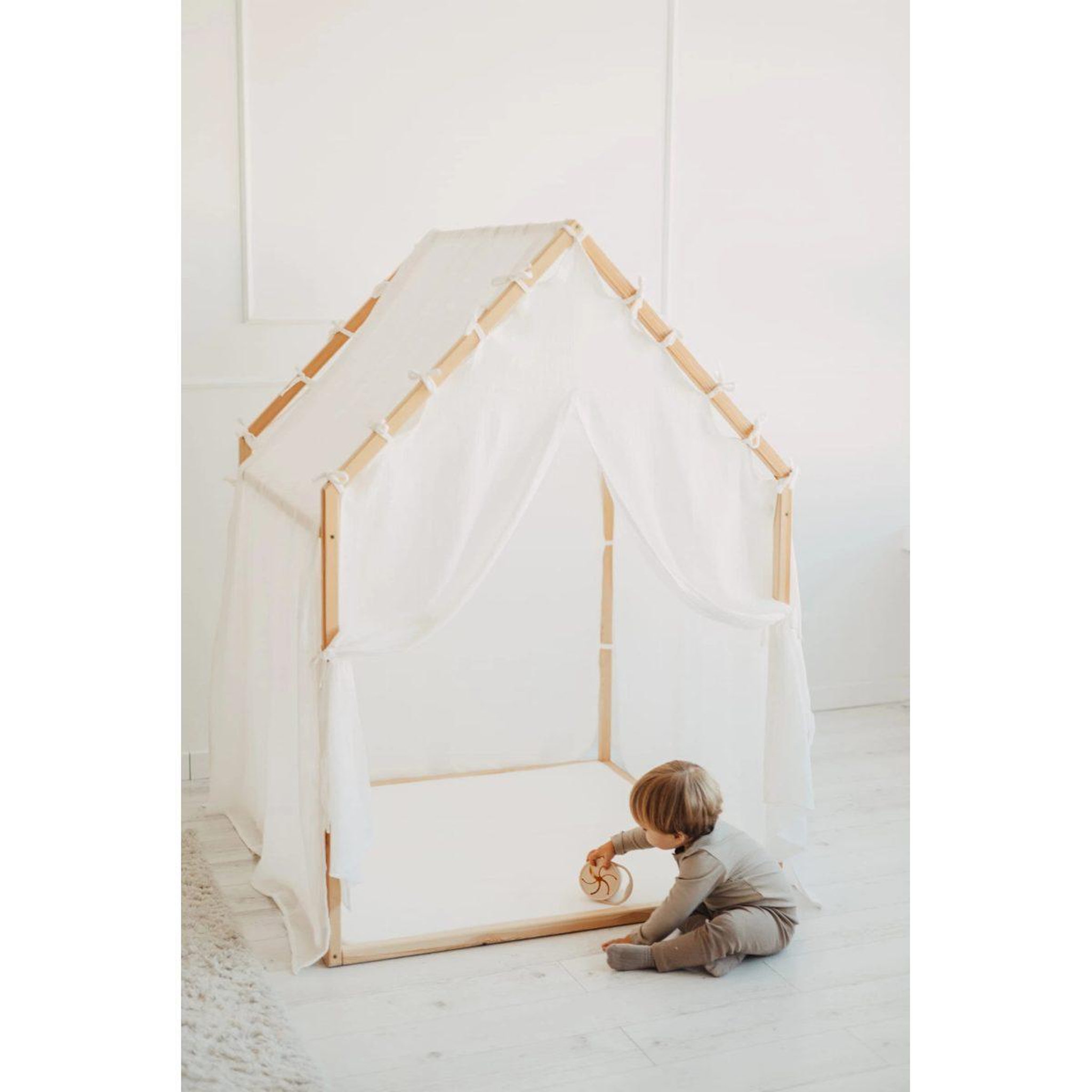 Voir la diapositive 2 : MONIO FOR KIDS Cabane de jeu en bois et mousseline 106 x 106 x 150 cm, portes — Blanc