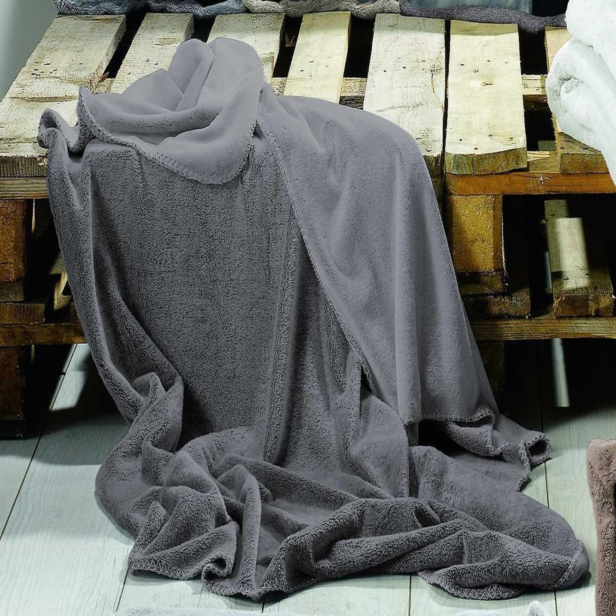 Voir la diapositive 2 : Les Ateliers du Linge Plaid 100%polyester
