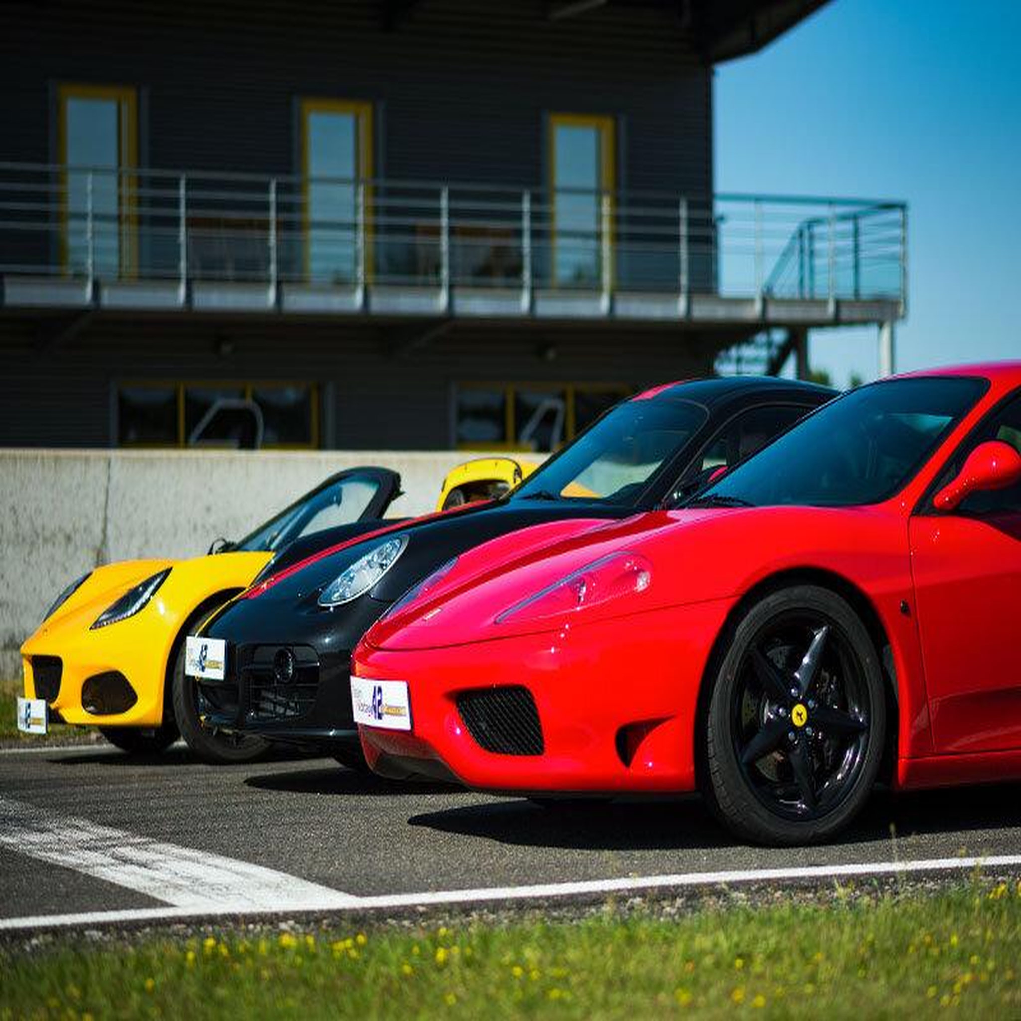 Voir la diapositive 2 : Smartbox Stage de pilotage : 12 tours en Ferrari, Audi R8, Porsche et Lotus sur le circuit d'Andrézieux - Coffret Cadeau Sport & Aventure