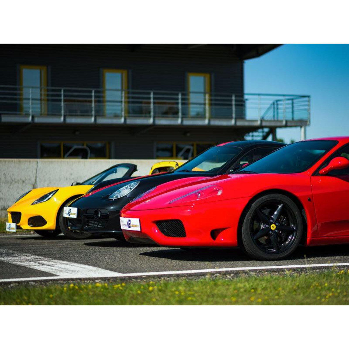 Smartbox Stage de pilotage : 12 tours en Ferrari, Audi R8, Porsche et Lotus sur le circuit d'Andrézieux - Coffret Cadeau Sport & Aventure