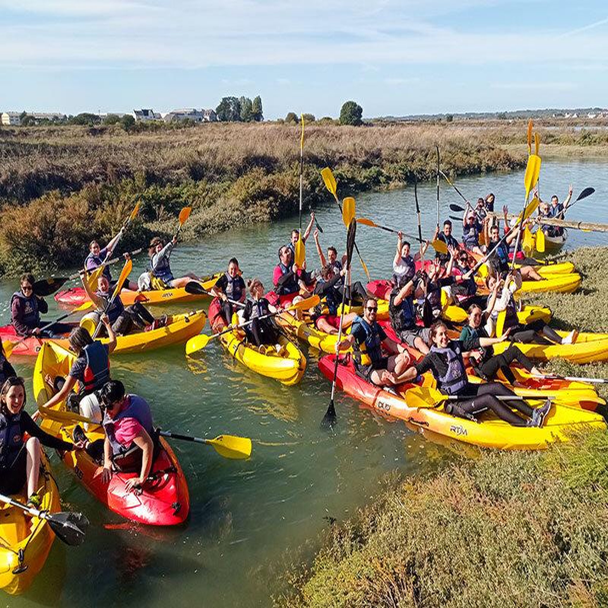 Voir la diapositive 2 : Smartbox Circuit de 2 jours en canoë-kayak avec nuit en tente pour 3 personnes près de vannes - coffret cadeau sport & aventure