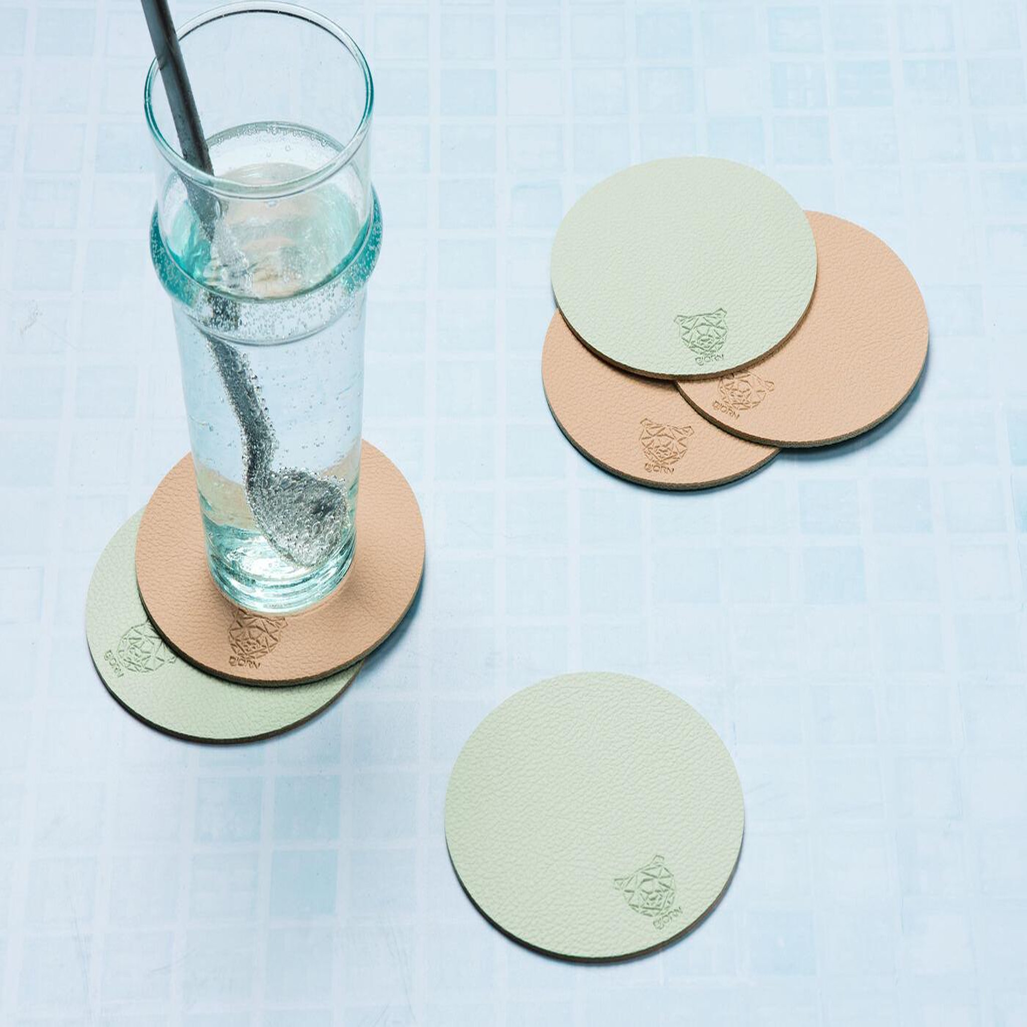 Voir la diapositive 2 : BJORN Sous-verre rond réversible - 6 pièces - cuir recyclé rose pâle et vert pâle