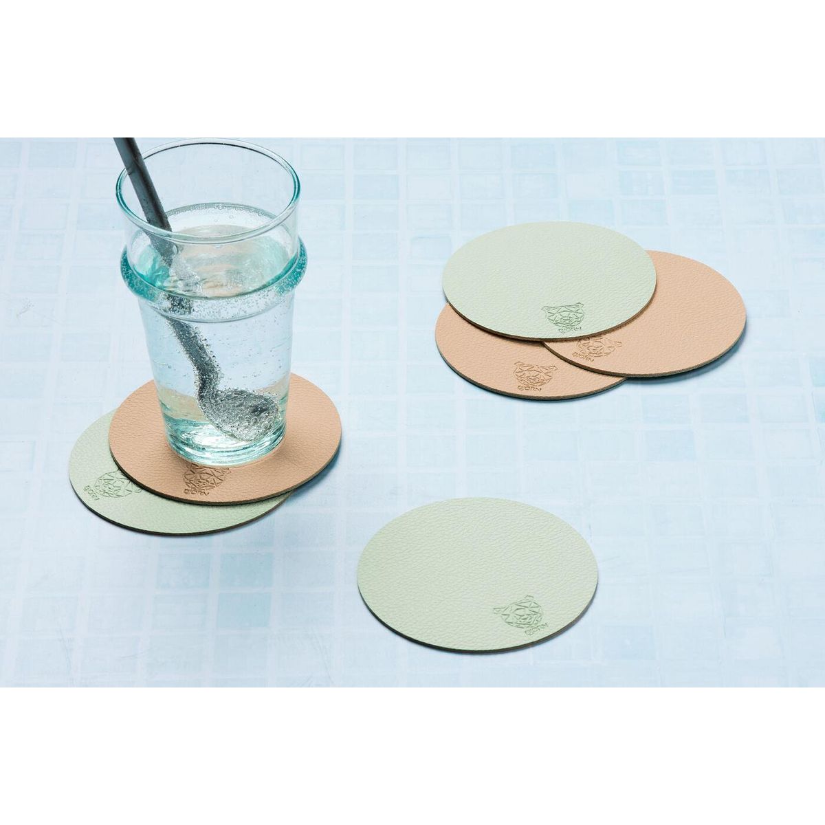 BJORN Sous-verre rond réversible - 6 pièces - Cuir recyclé rose pâle et vert pâle