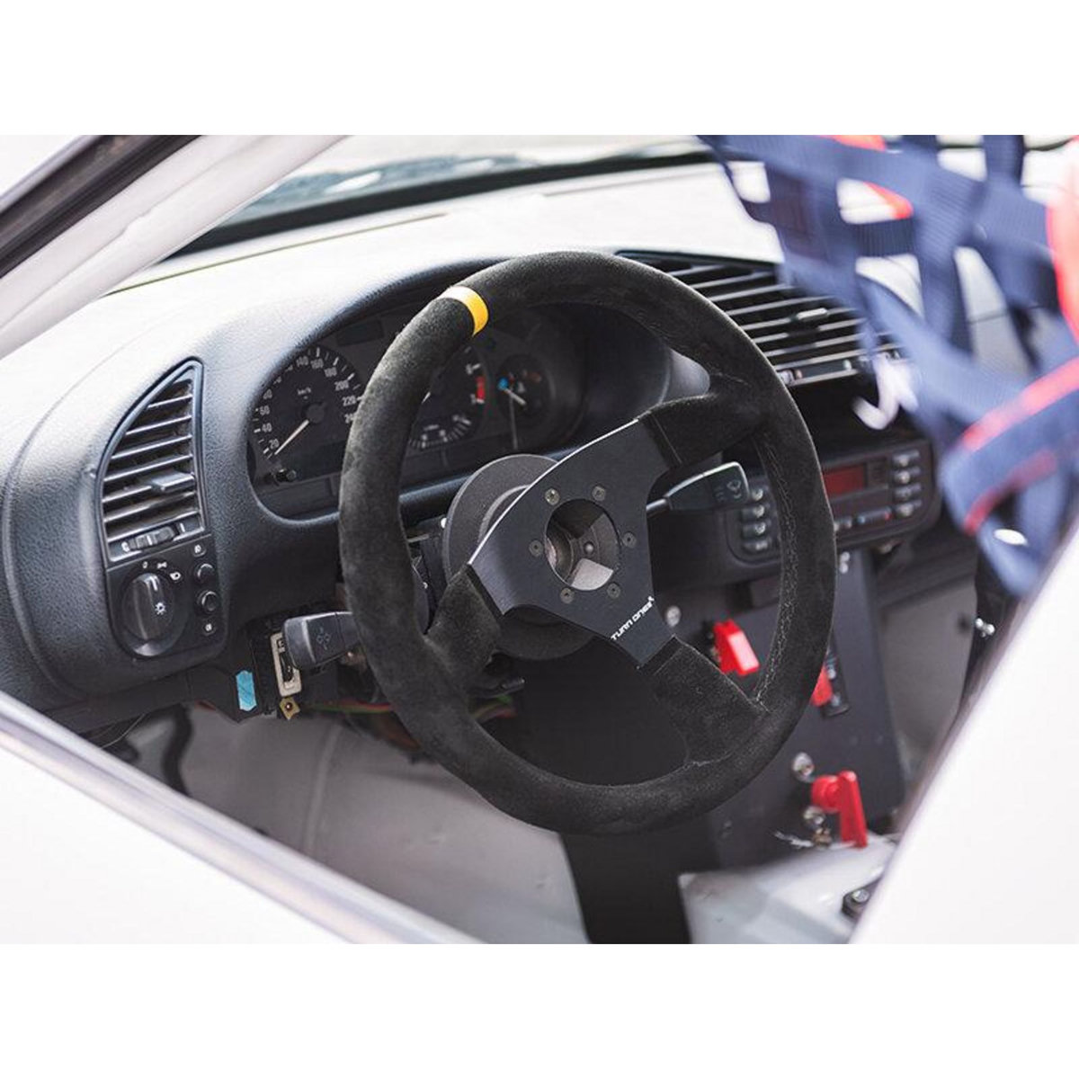 Smartbox Stage de pilotage : 8 tours sur le circuit de Haute Saintonge en BMW Superberline 2.0 - Coffret Cadeau Sport & Aventure