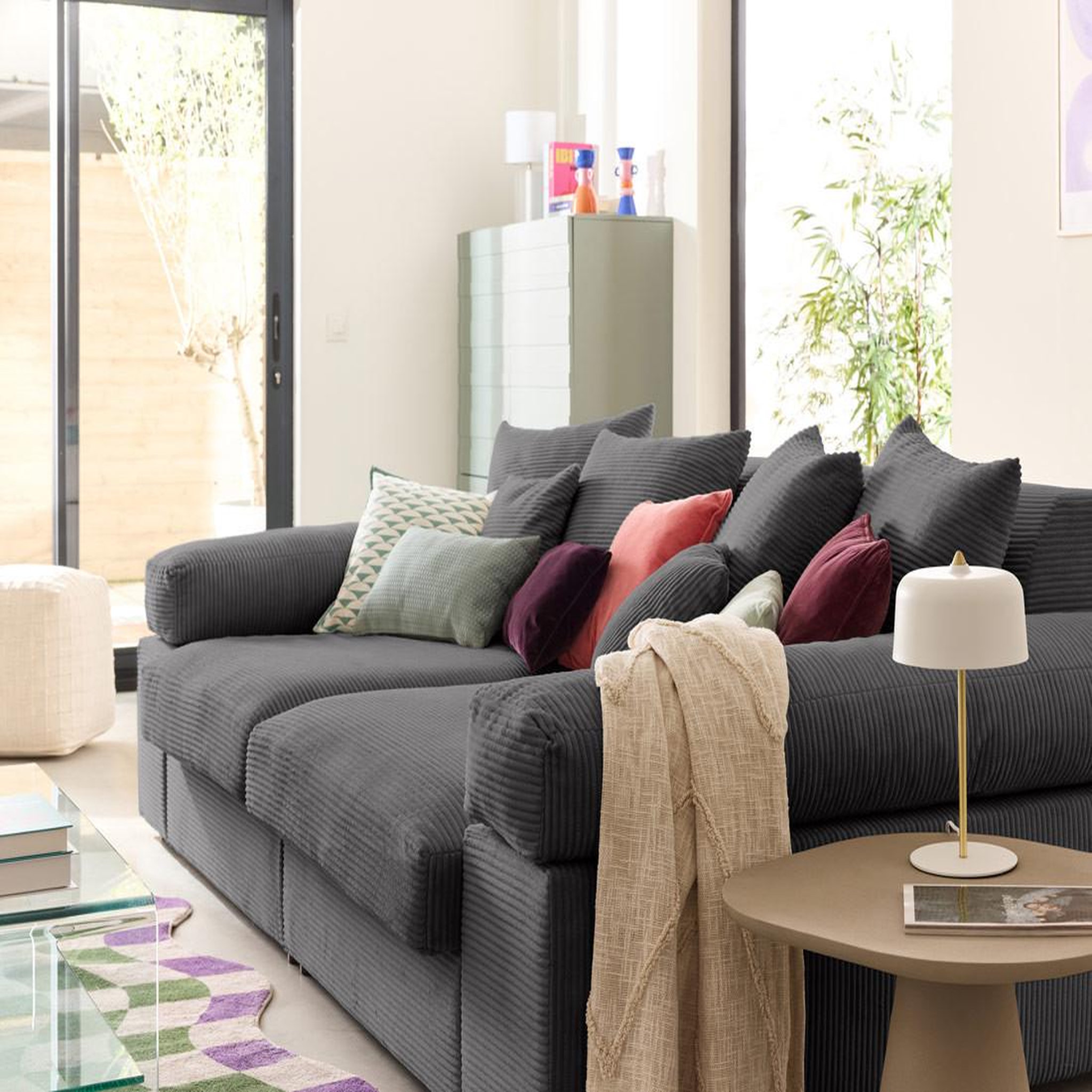 Voir la diapositive 2 : LISA DESIGN Aspen - canapé 4 places - assise profonde - velours côtelé