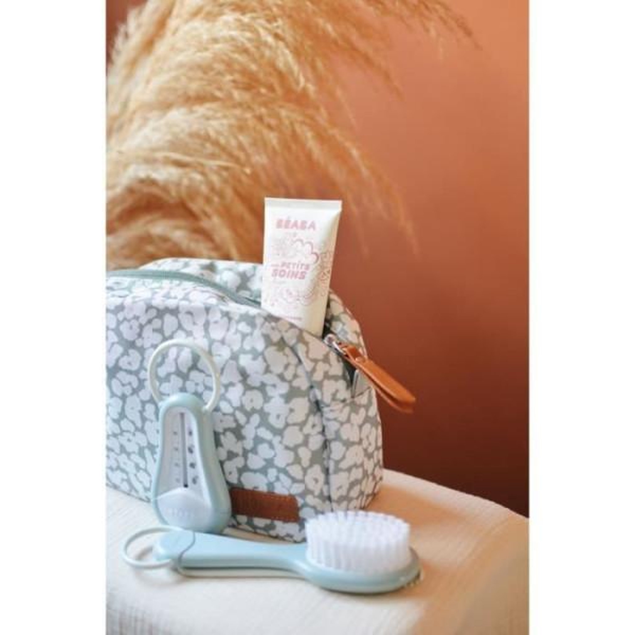 Voir la diapositive 4 : MARKET24 Beaba, trousse de toilette bébé cherry blossom