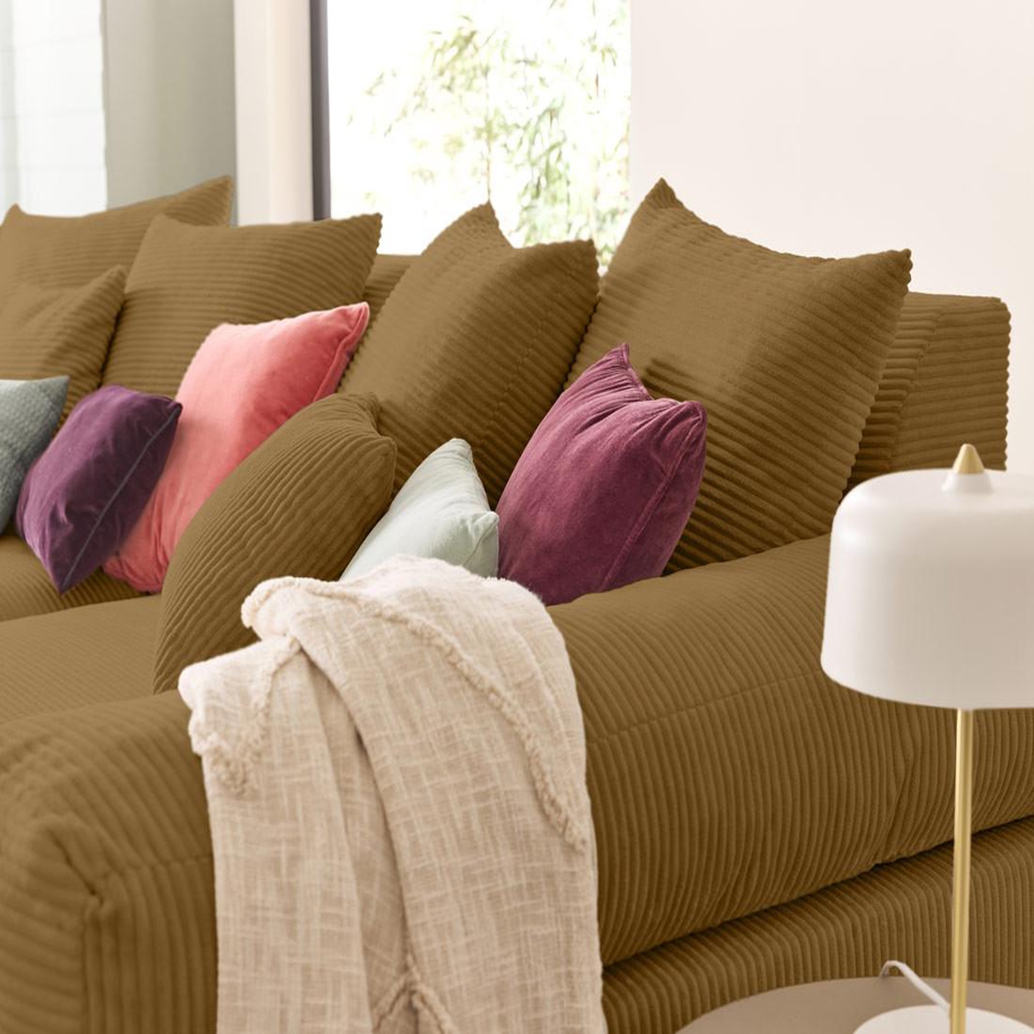 Voir la diapositive 3 : LISA DESIGN Aspen - canapé 4 places - assise profonde - velours côtelé