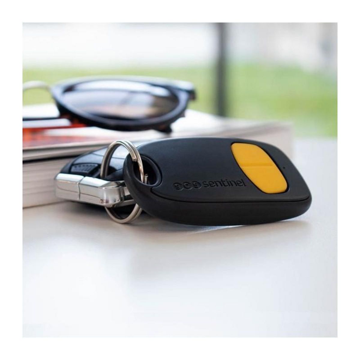 SCS SENTINEL Télécommande 2 canaux - SCS SENTINEL - SimplyControl - Jaune, portée 40m, fréquence 433.92 MHz, pile lithium CR2032 incluse