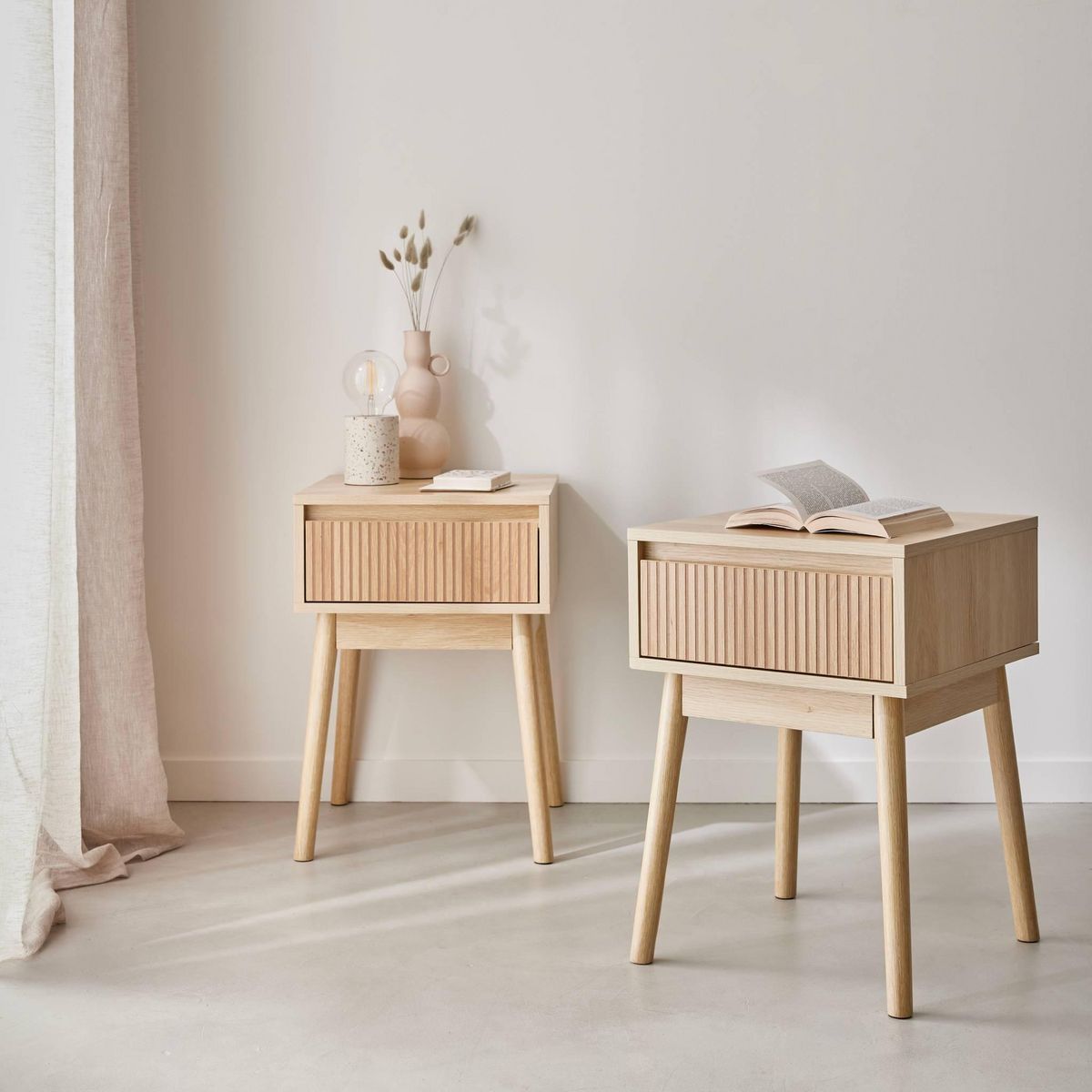 SWEEEK Lot de 2 tables de chevet avec un tiroir. Panneaux stratifiés couleur naturelle. Pied en bois de sapin.  L 39 x 39 x H 55.4cm LINEAR