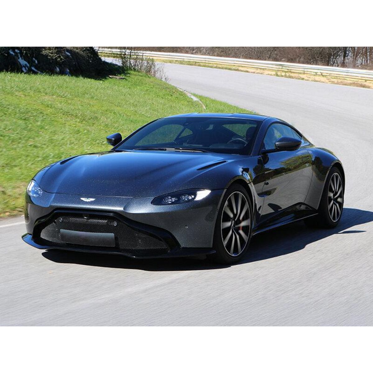 Smartbox Stage de pilotage : 3 à 5 tours au volant d'une voiture de course sur le circuit de Magny-Cours - Coffret Cadeau Sport & Aventure