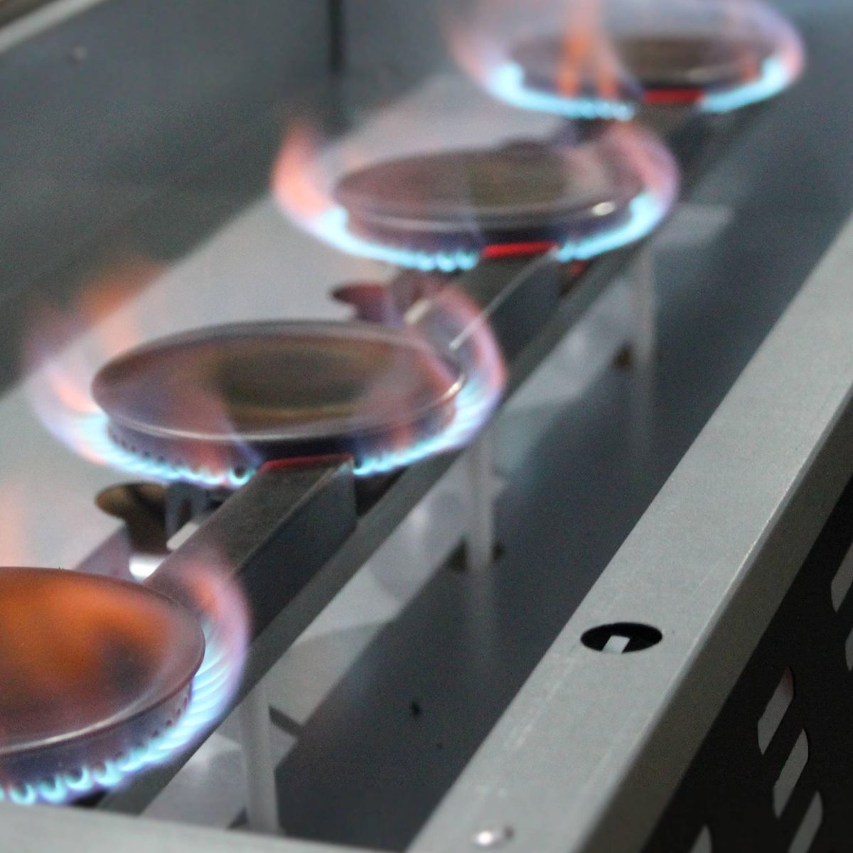 SWEEEK Plancha au gaz 4 feux. Porthos 4 brûleurs. 10 kW barbecue  grande plaque émaillée inox avec ustensiles