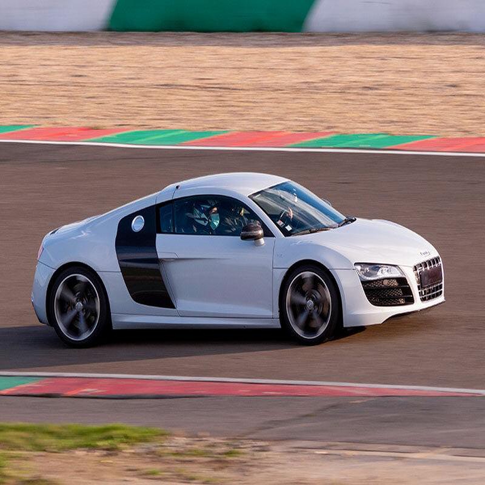Voir la diapositive 3 : Smartbox Stage de pilotage multivolant : 2 tours en Aston Martin Vantage et 2 tours en Audi R8 sur le circuit de Lohéac - Coffret Cadeau Sport & Aventure
