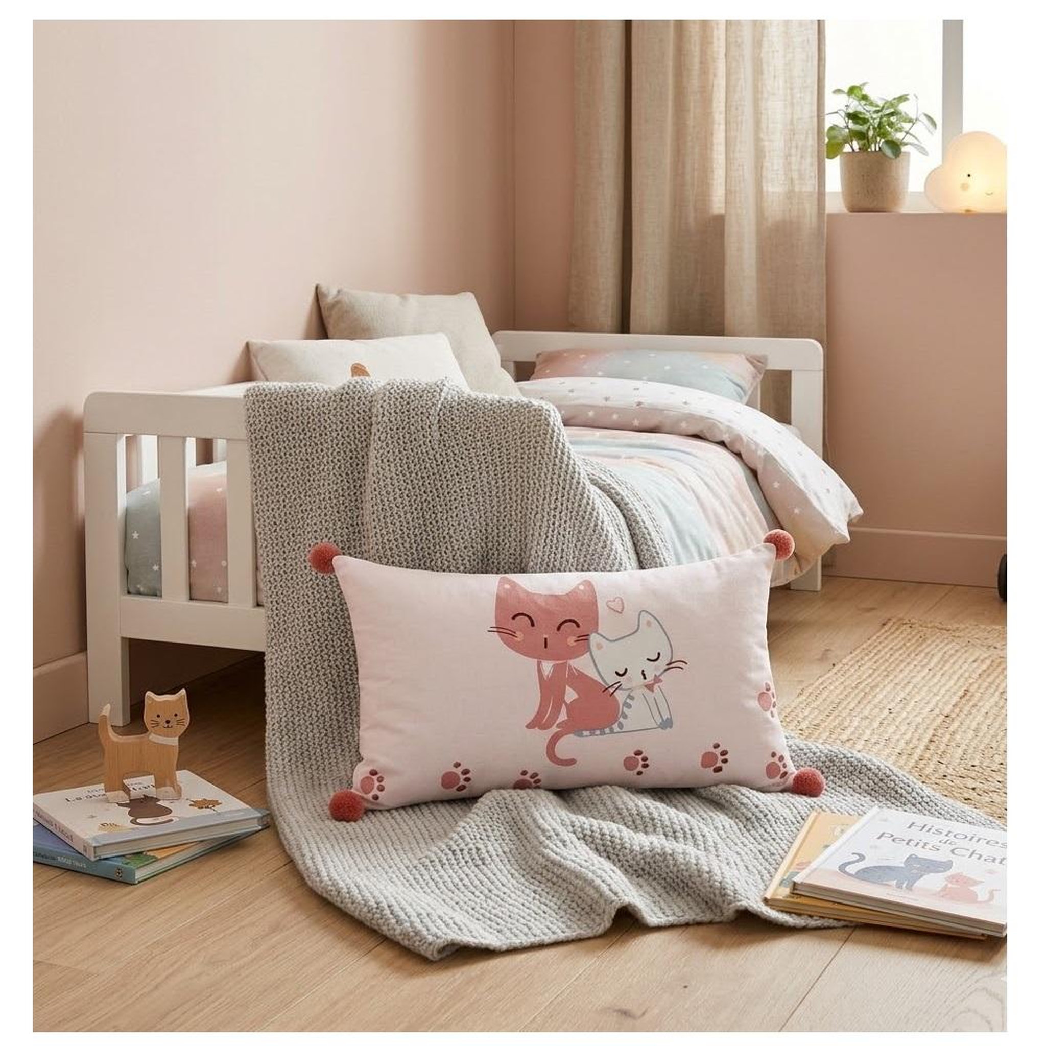 Voir la diapositive 2 : Eden Coussin pompons zoeline le chat