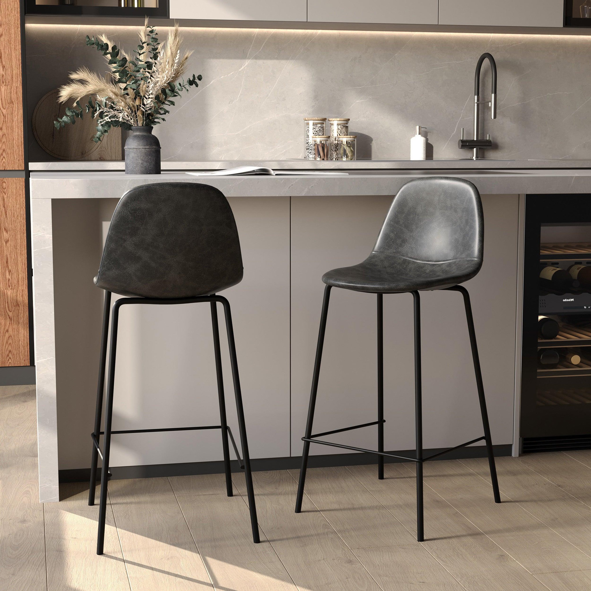 Voir la diapositive 2 : MAISON PAVANE Lot de 2 chaises pour îlot central 65 cm en cuir synthétique gris-henrik