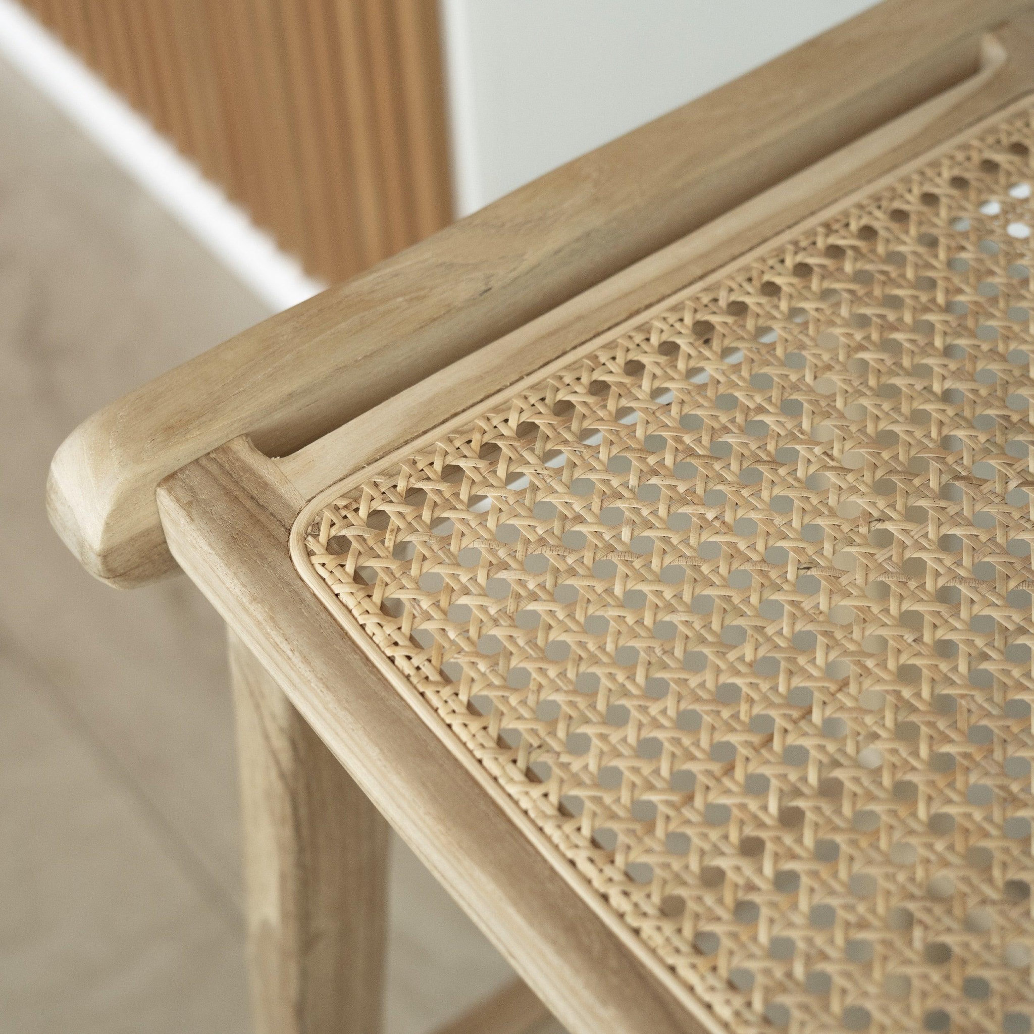 Voir la diapositive 3 : MAISON PAVANE Tabouret pour îlot central 65 cm en teck et cannage-omaha