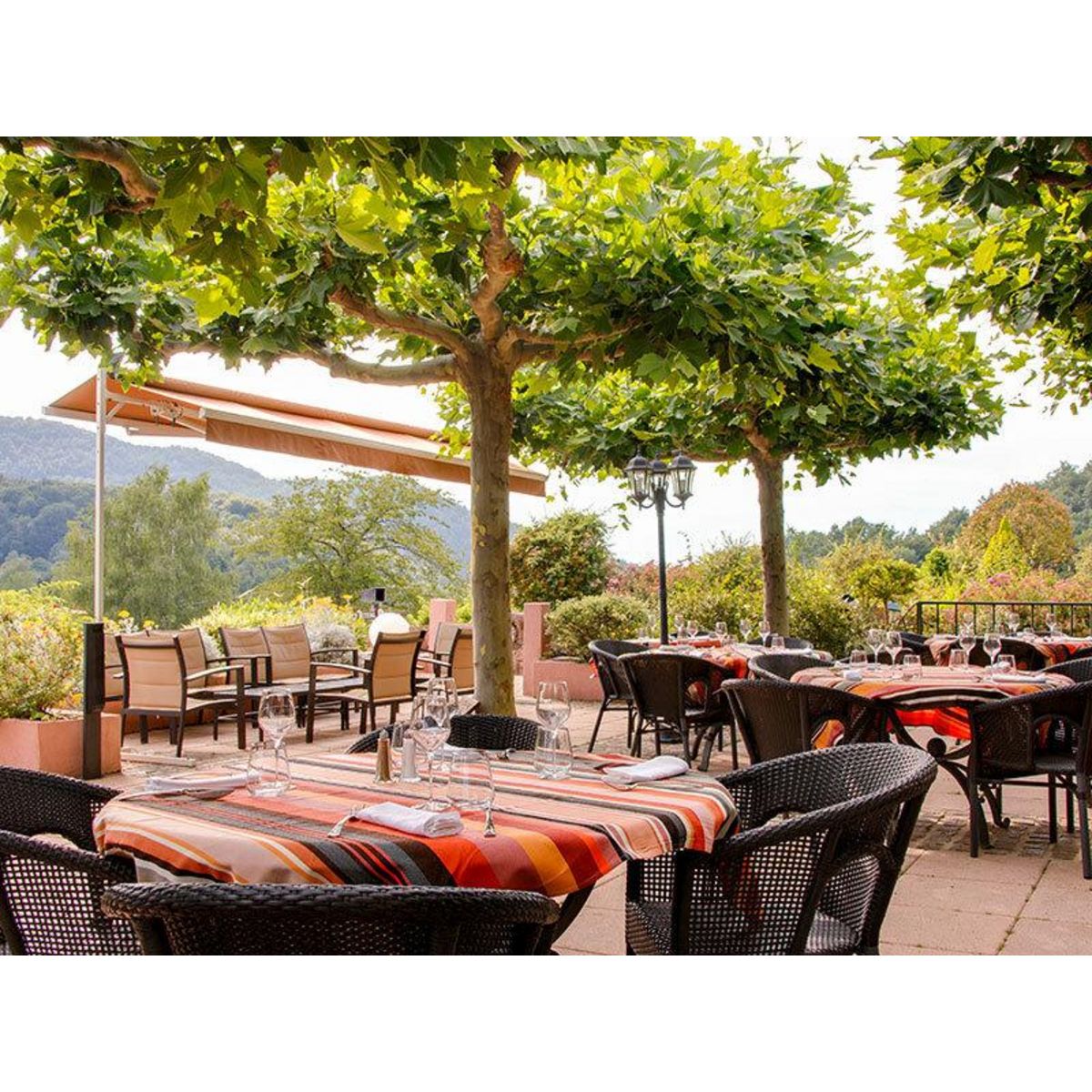 Smartbox Journée relaxante avec déjeuner, accès à l'espace détente et modelage d'1h près de Perpignan - Coffret Cadeau Bien-être