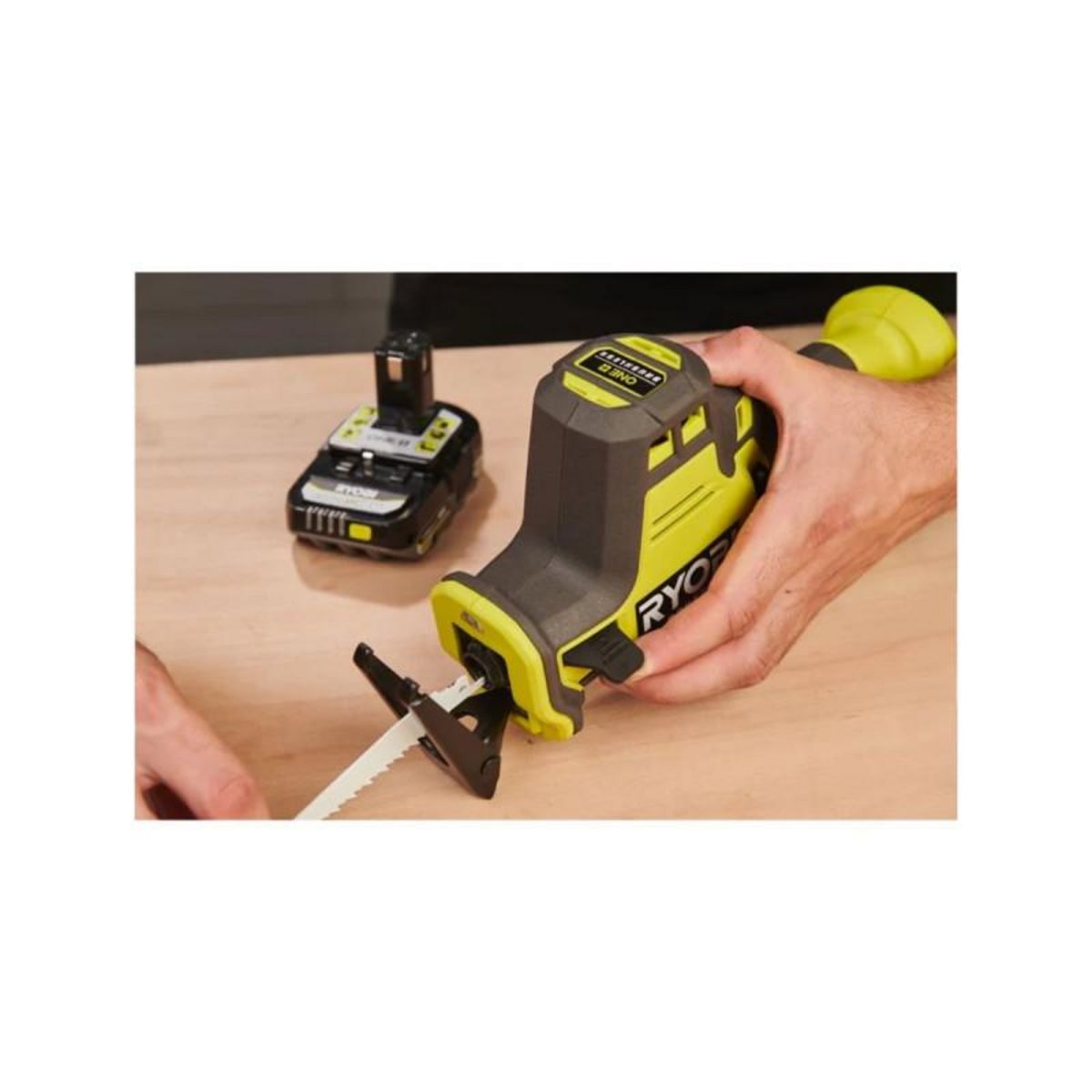 Ryobi Scie sabre 1 main Brushless 18V RYOBI - Sans batterie ni chargeur - RRS18CBL-0