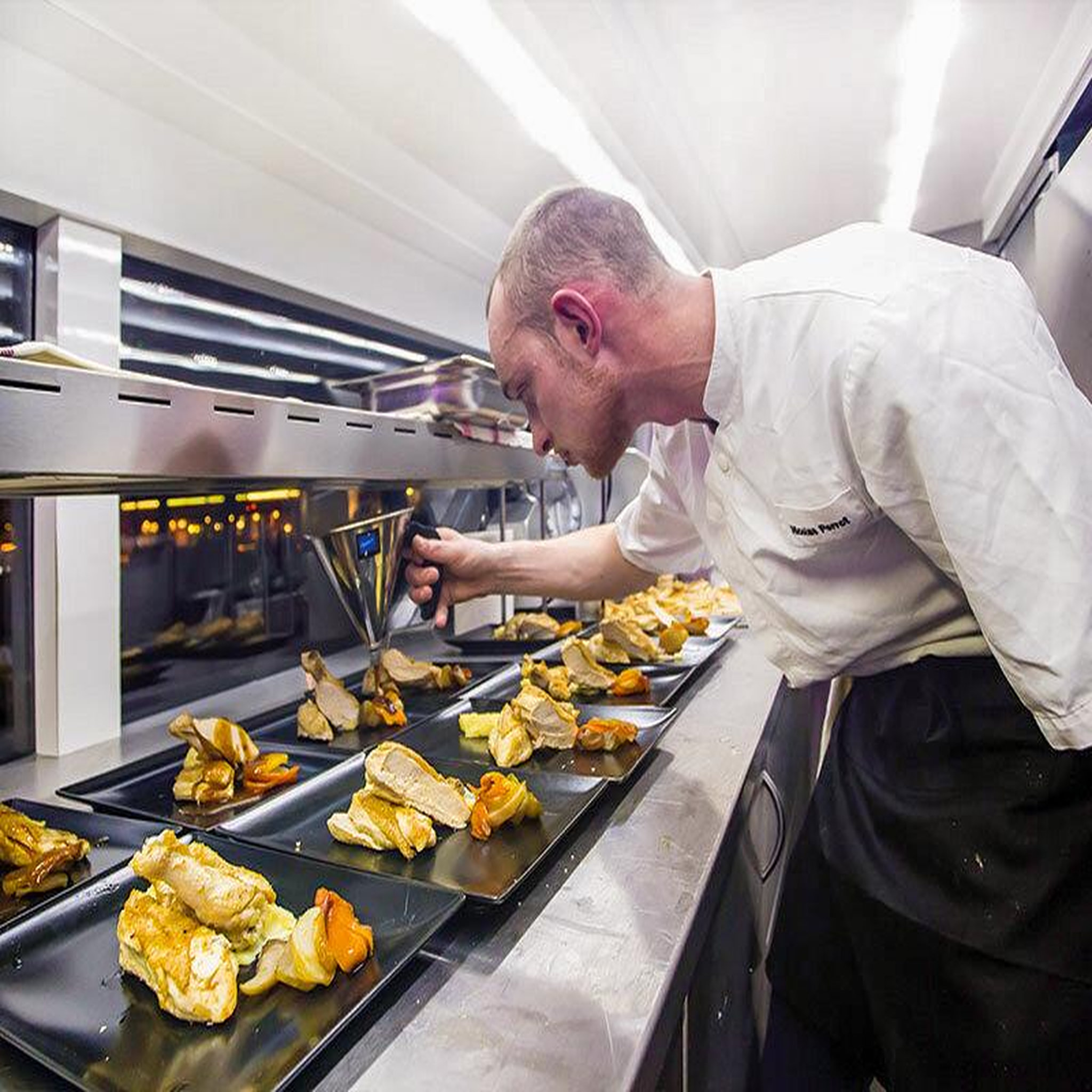 Voir la diapositive 4 : Smartbox Déjeuner insolite 4 plats avec visite de paris dans le bus à impériale le saint-germain 1920 - coffret cadeau gastronomie