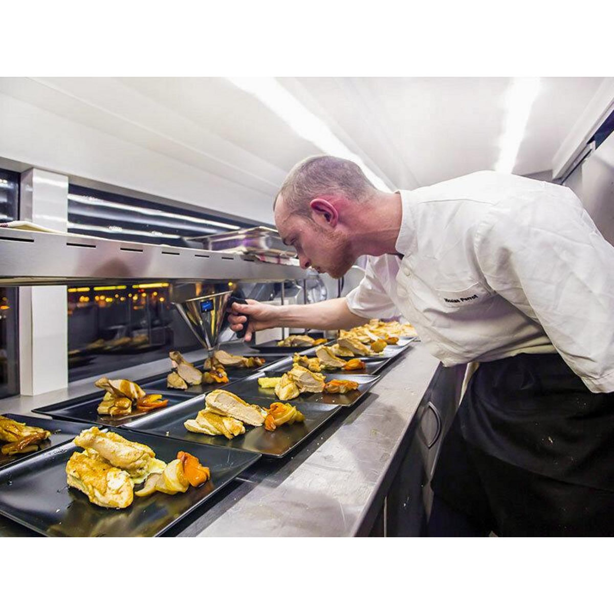 Smartbox Déjeuner insolite 4 plats avec visite de Paris dans le bus à impériale Le Saint-Germain 1920 - Coffret Cadeau Gastronomie
