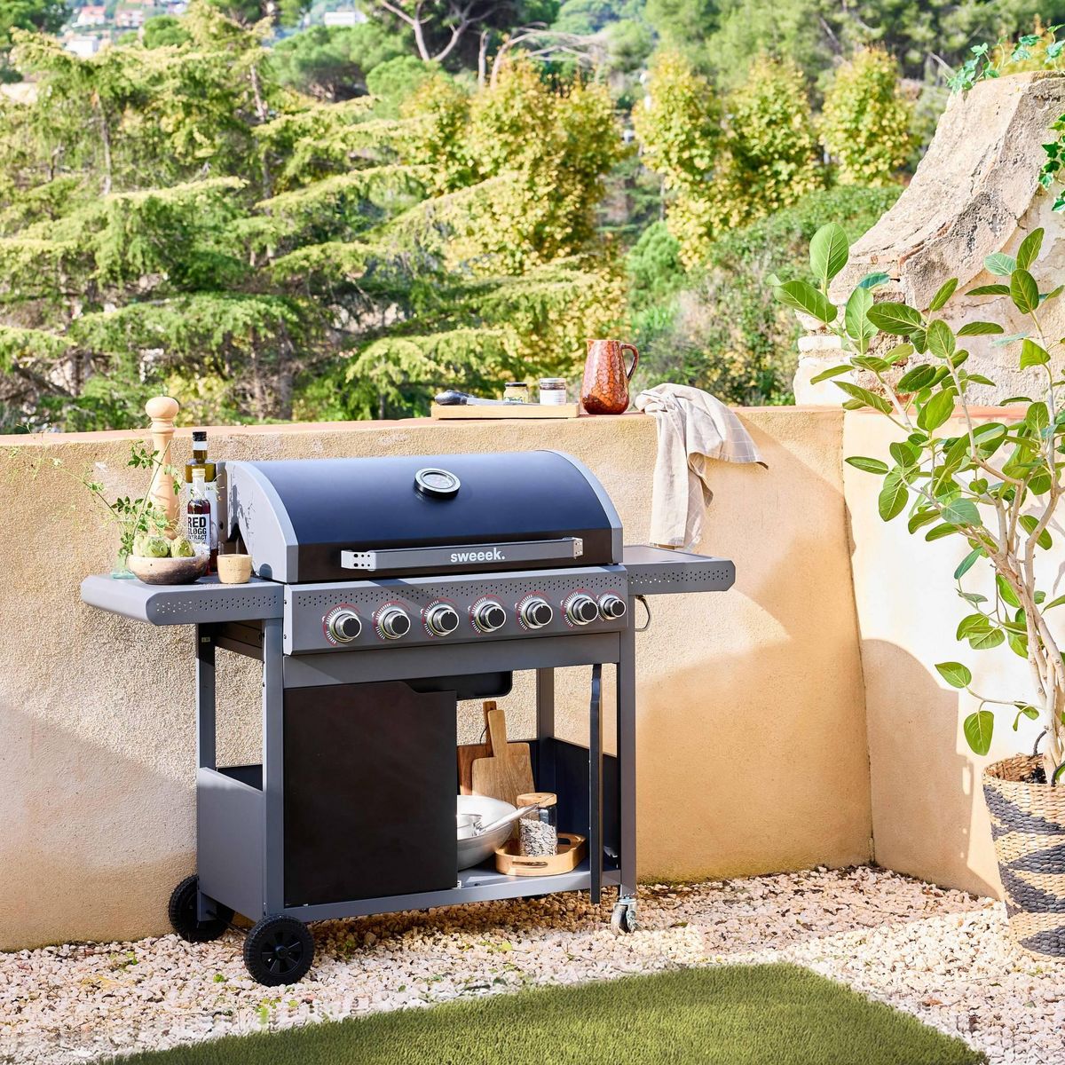 SWEEEK Barbecue au gaz Edmond noir - 6 brûleurs + 1 feu latéral. avec thermomètre. L 132x P62 x H143 cm