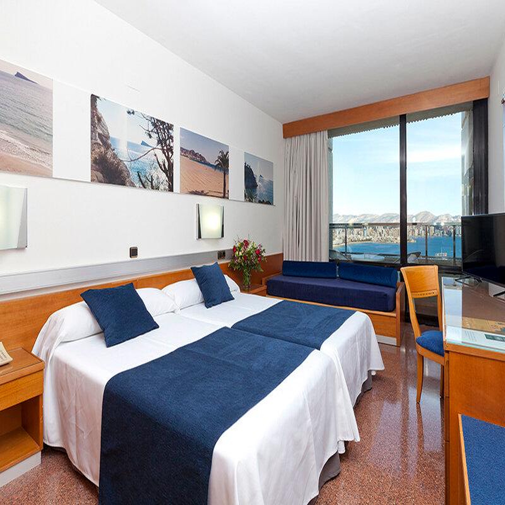 Voir la diapositive 3 : Smartbox 2 jours avec repas sur la Costa Blanca en hôtel 4* à Benidorm - Coffret Cadeau Séjour