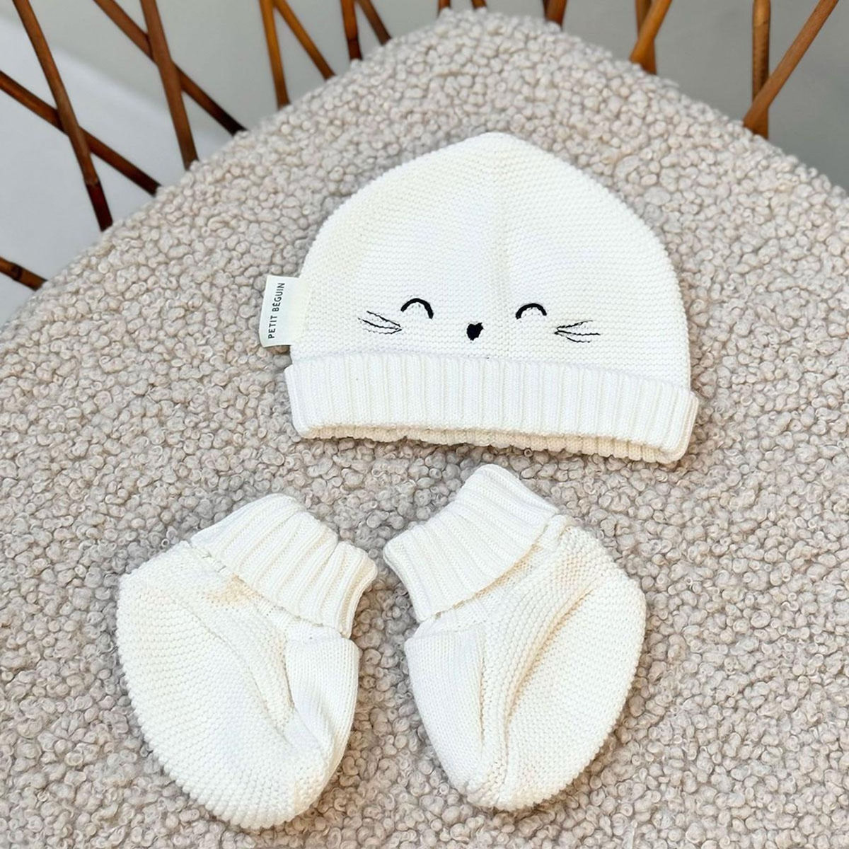 Petit Béguin Bonnet bébé et chaussons en tricot Hello Baby