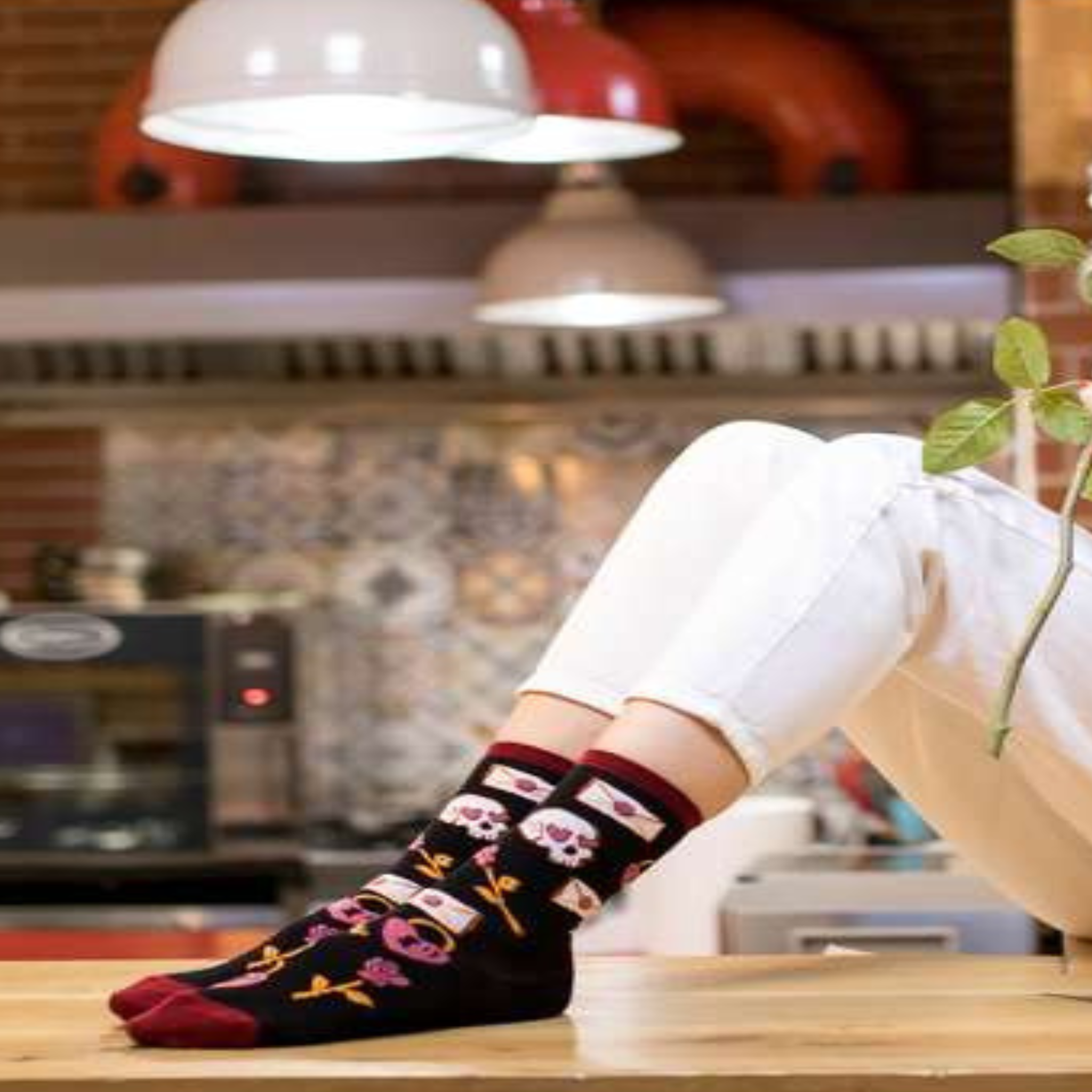 Voir la diapositive 4 : PIRIN HILL Chaussettes coton bio roses et têtes de mort - noir