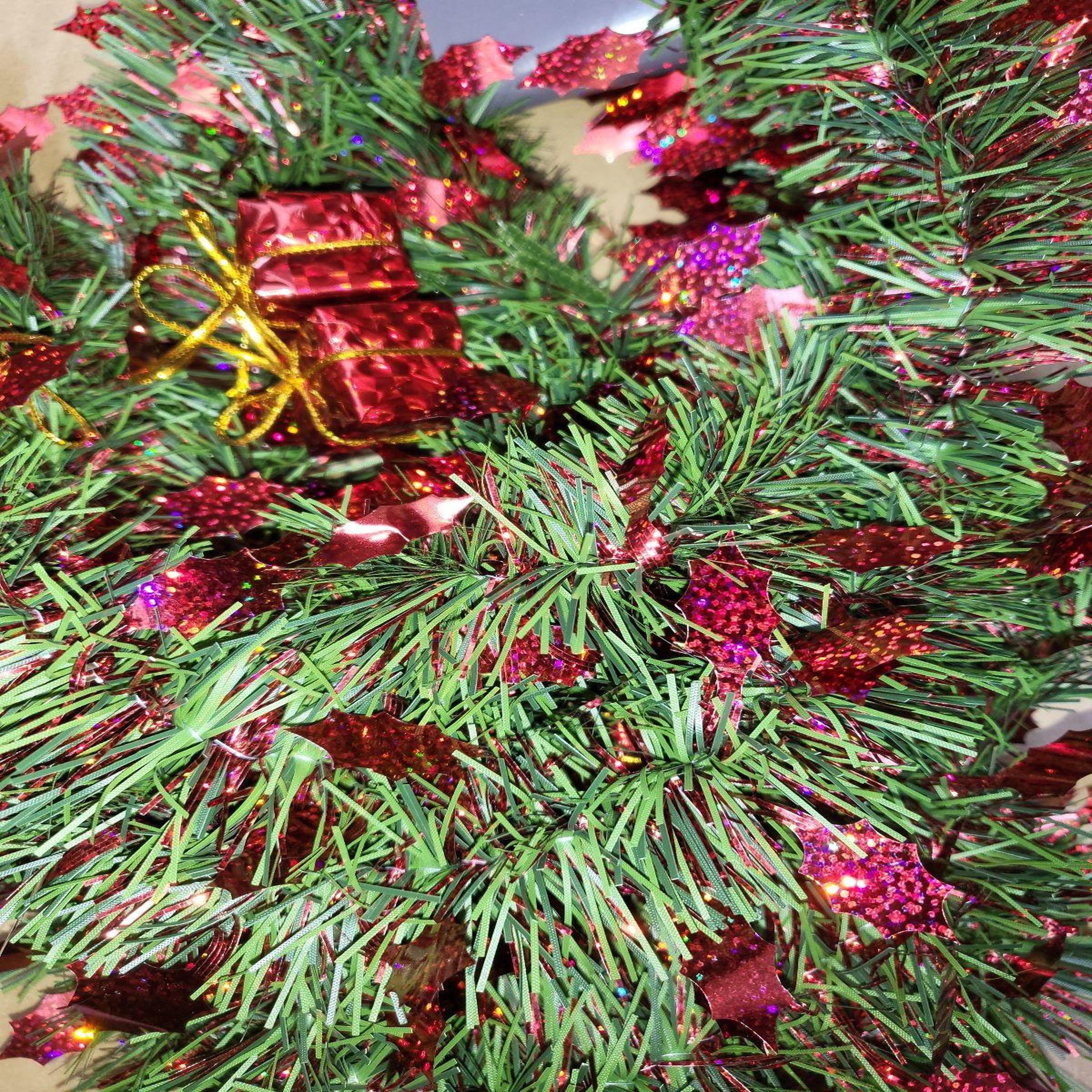 Voir la diapositive 2 : Eden Guirlande de noel houx et cadeaux