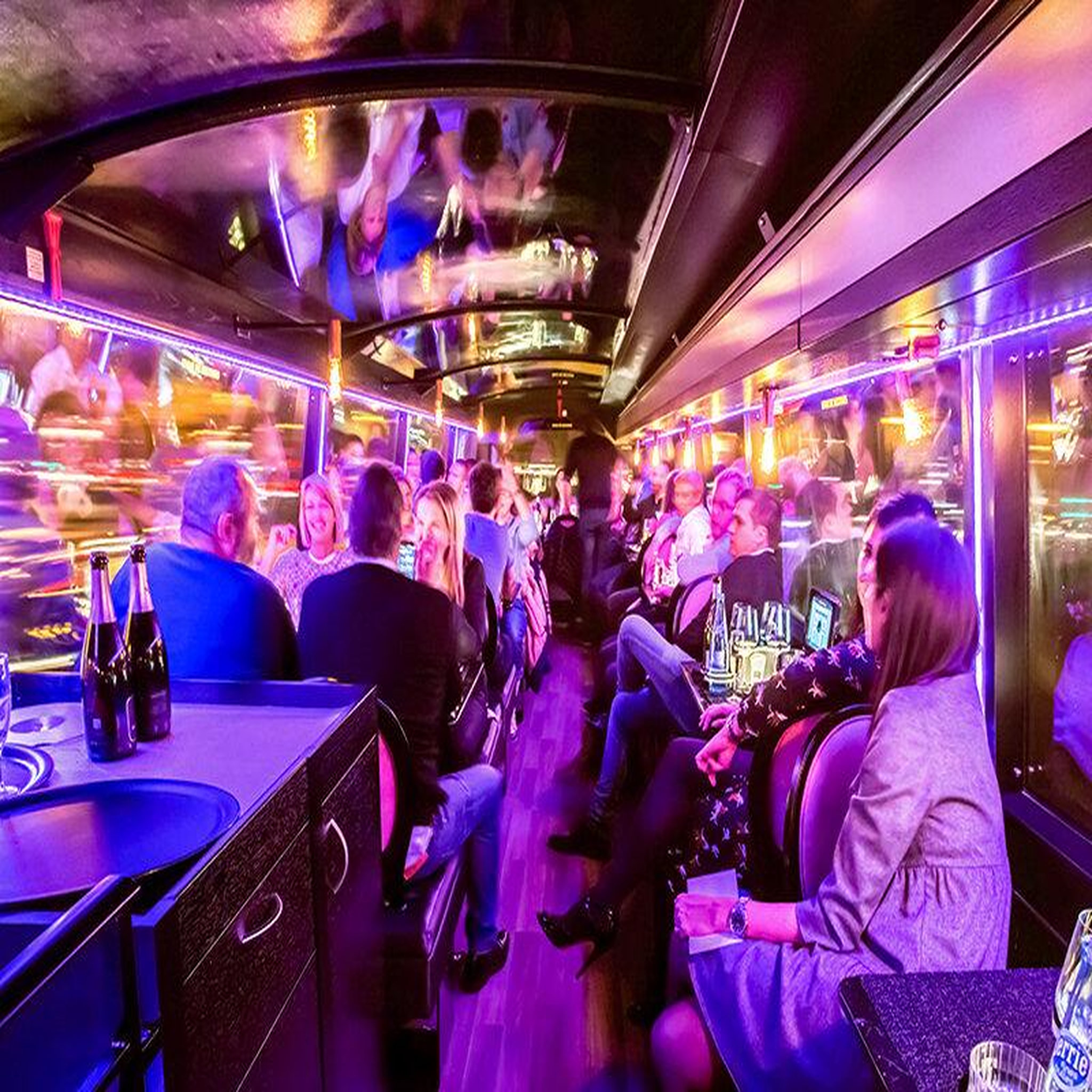 Voir la diapositive 2 : Smartbox Repas insolite 5 plats et visite de paris dans le bus à impériale champs-élysées - coffret cadeau gastronomie
