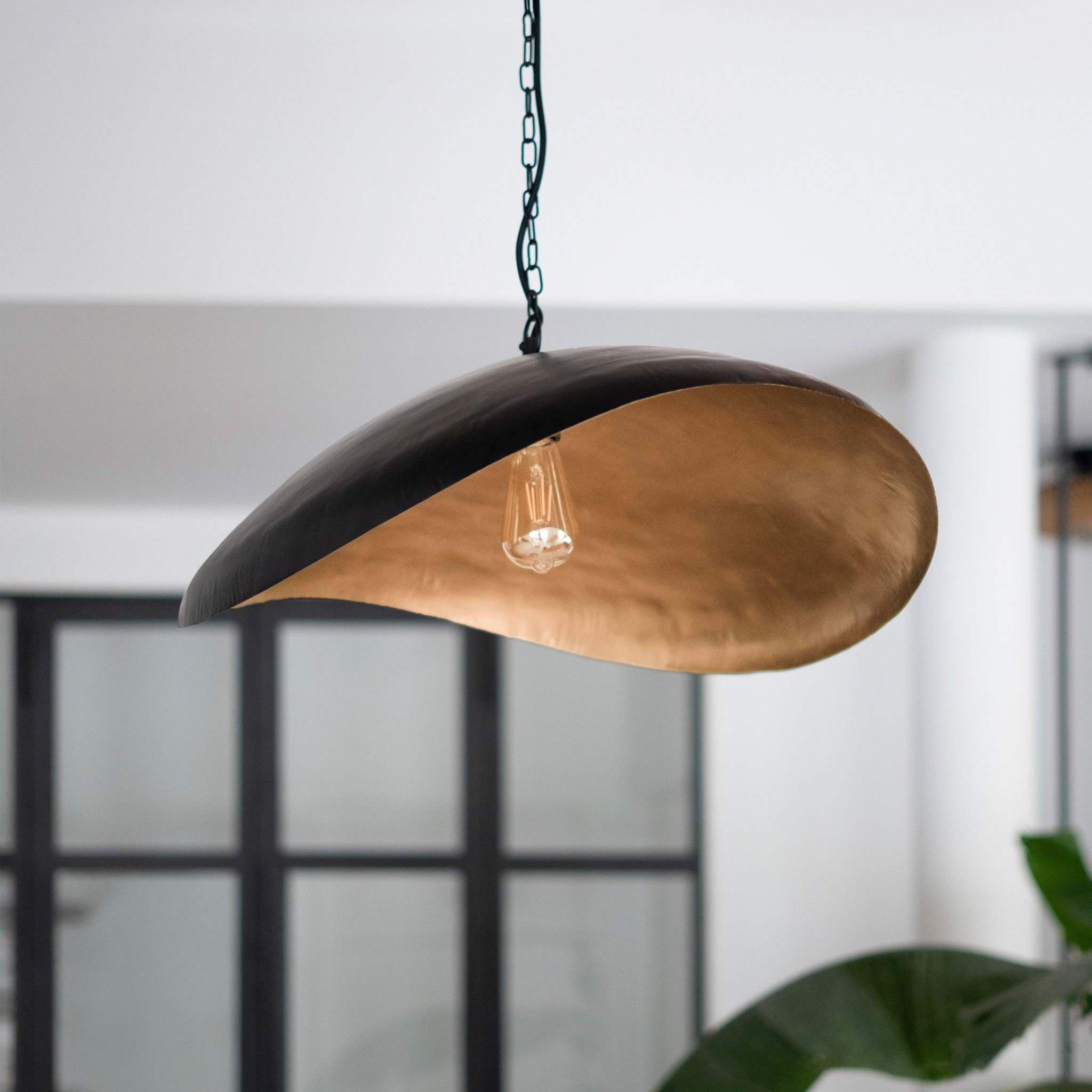 Voir la diapositive 2 : MAISON PAVANE Suspension en métal noir et doré 74 cm-pacha