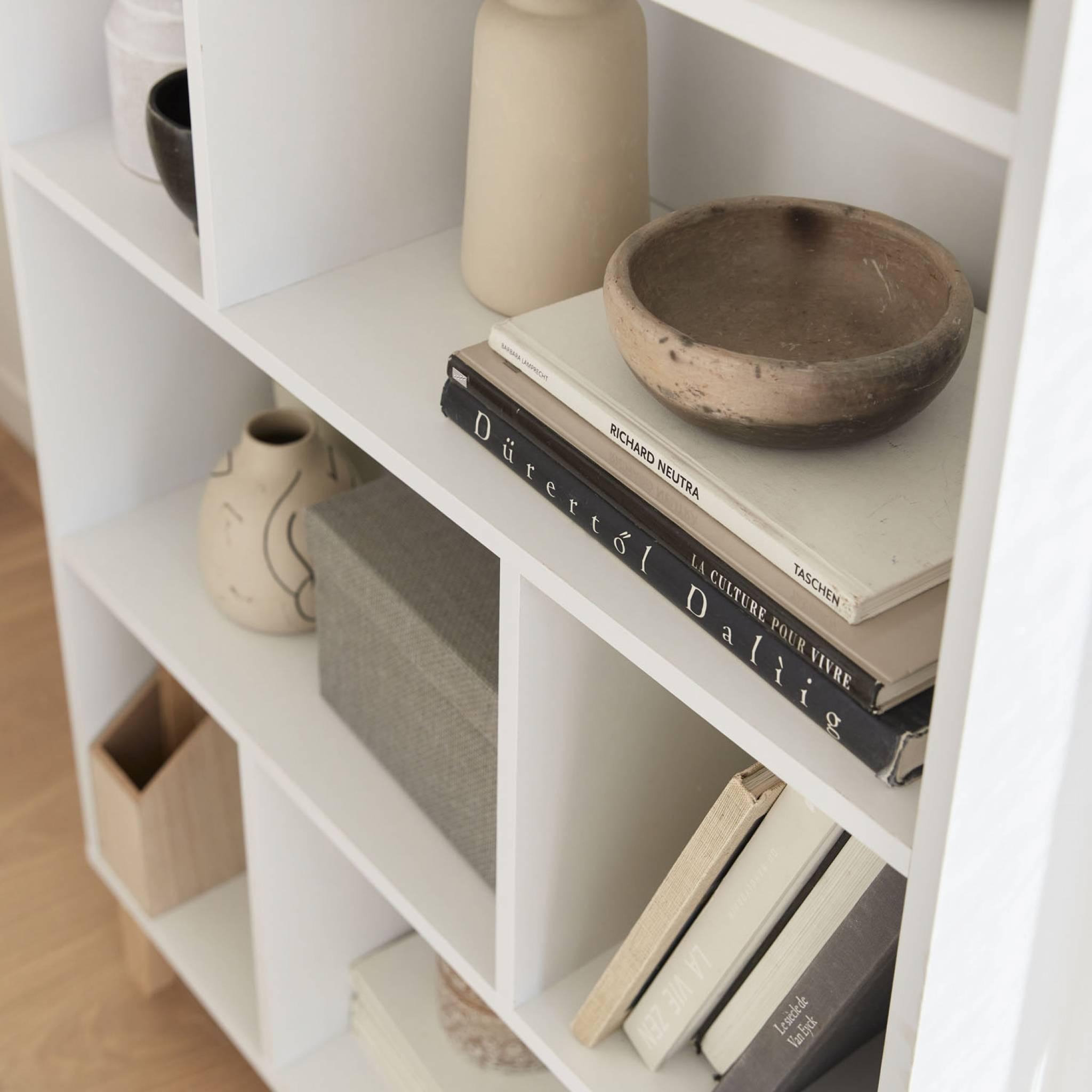 Voir la diapositive 4 : SWEEEK Bibliothèque scandinave blanche. étagère asymétrique - Floki - pieds en bois de sapin. 4 étagères. 8 compartiments. 80x30x138cm