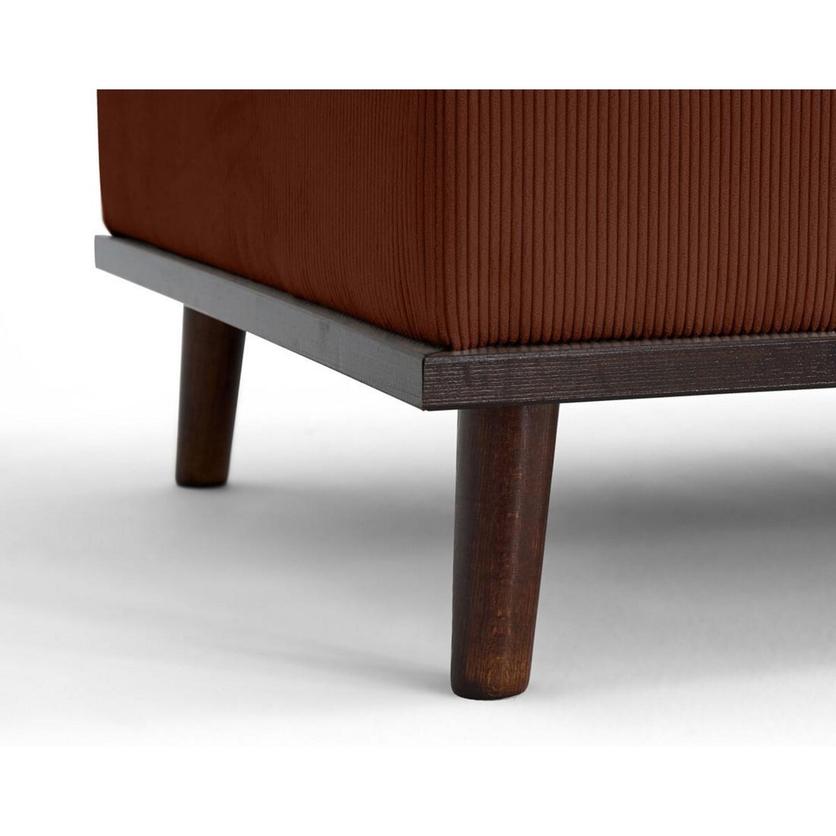 LISA DESIGN Albane - pouf en velours côtelé pieds bois foncé