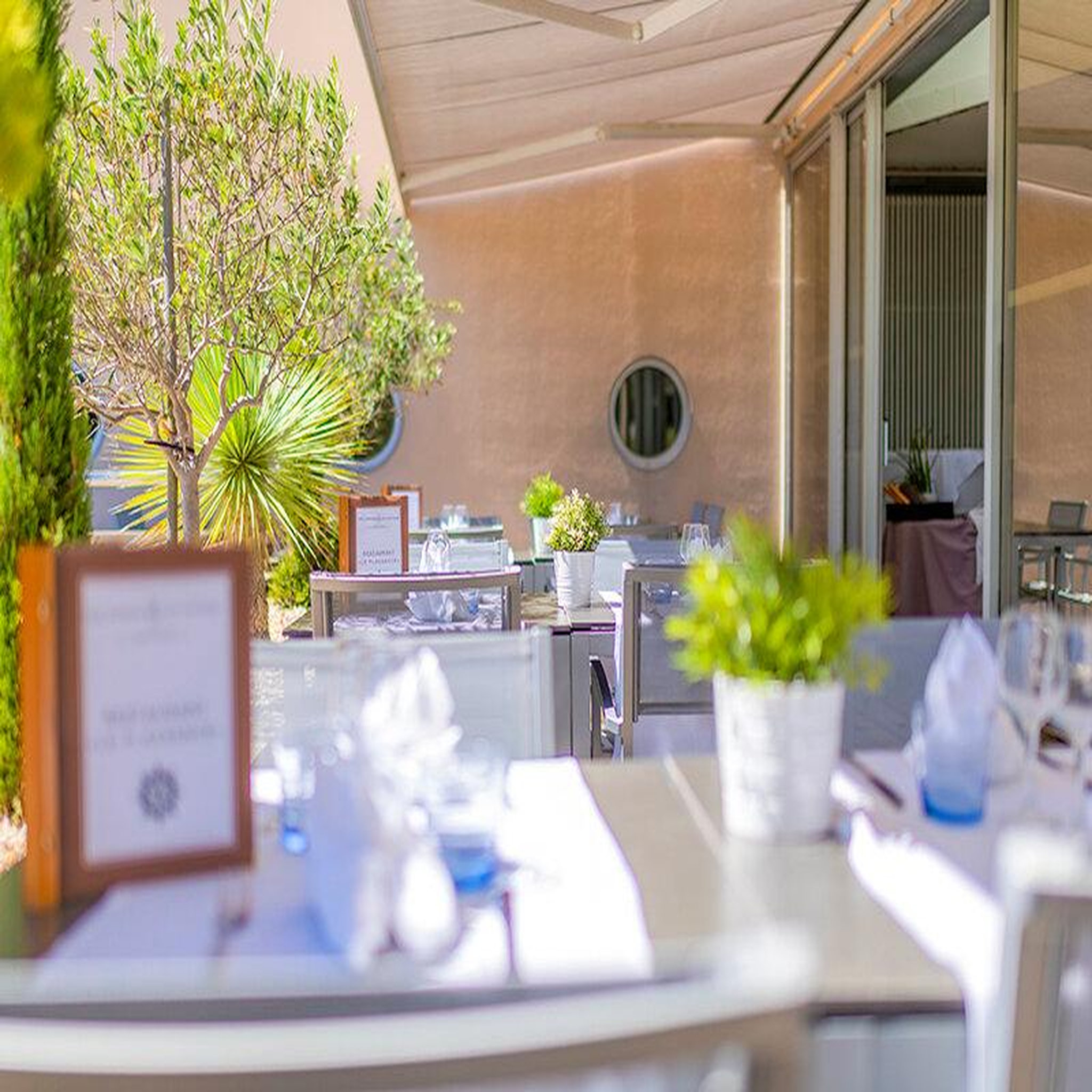Voir la diapositive 4 : Smartbox Escapade détente : 4 jours avec dîner et espace détente près des sables-d'olonne - coffret cadeau séjour