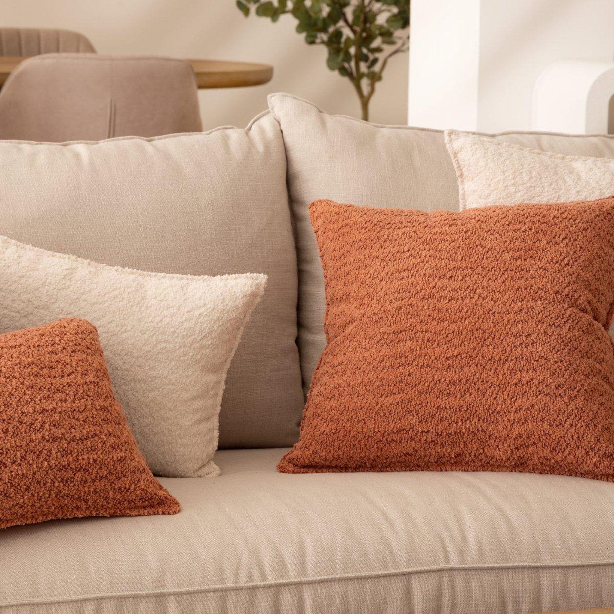 Voir la diapositive 5 : ATMOSPHERA Coussin déco bouclette  soana  45x45cm terracotta