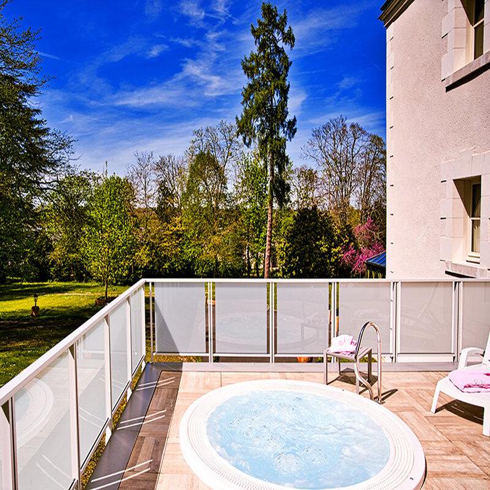 Voir la diapositive 3 : Smartbox Escale prestigieuse de 3 jours en château 4* avec accès au bain bouillonnant près de blois - coffret cadeau séjour