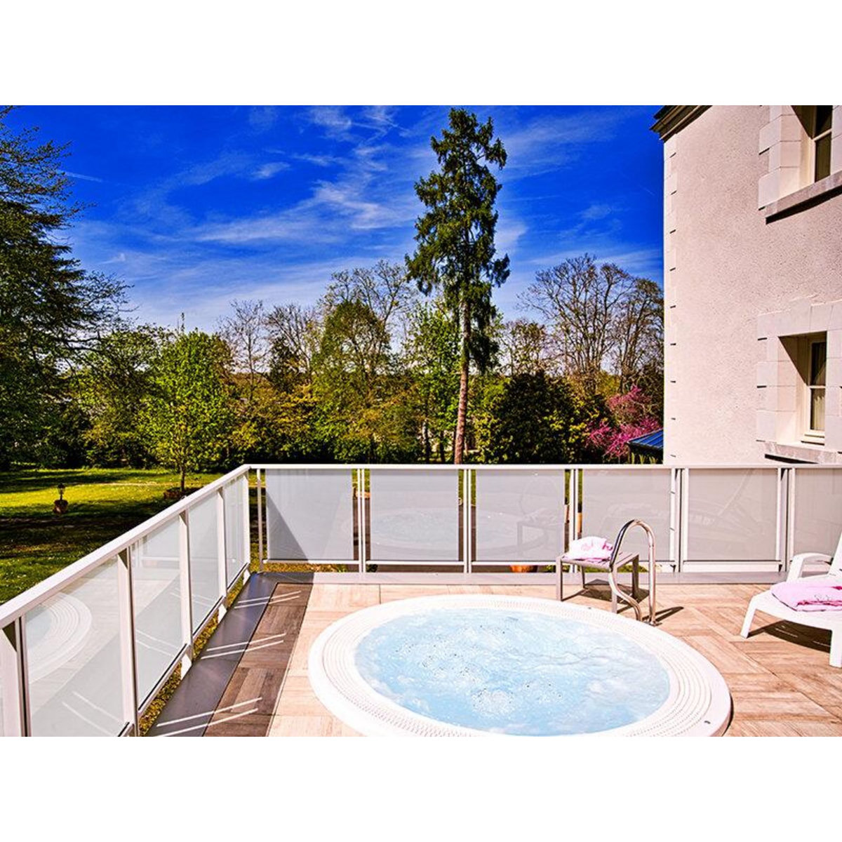 Smartbox Escale prestigieuse de 3 jours en château 4* avec accès au bain bouillonnant près de Blois - Coffret Cadeau Séjour