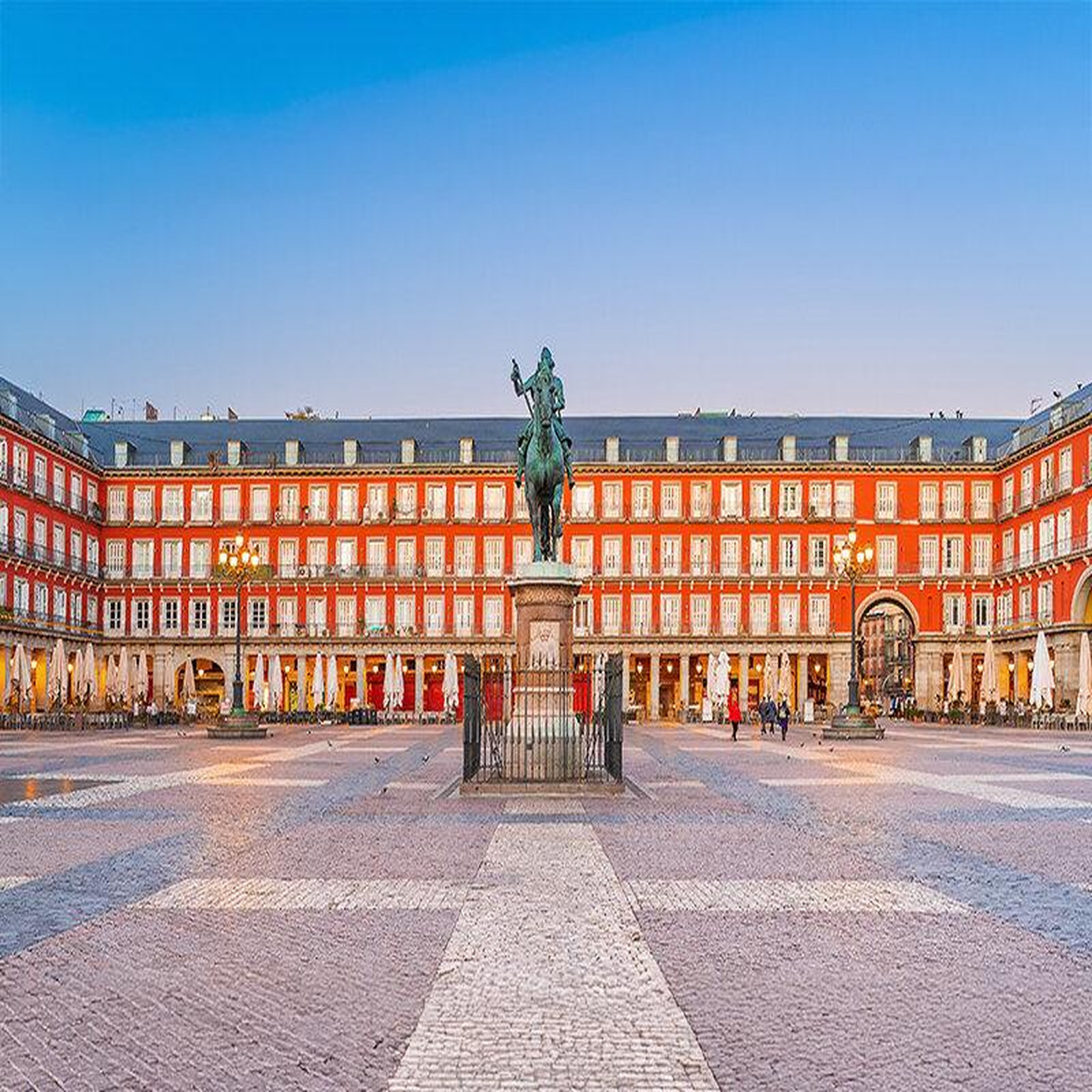Voir la diapositive 3 : Smartbox City trip à madrid : 5 jours en hôtel avec visites des lieux incontournables en basse saison - coffret cadeau séjour