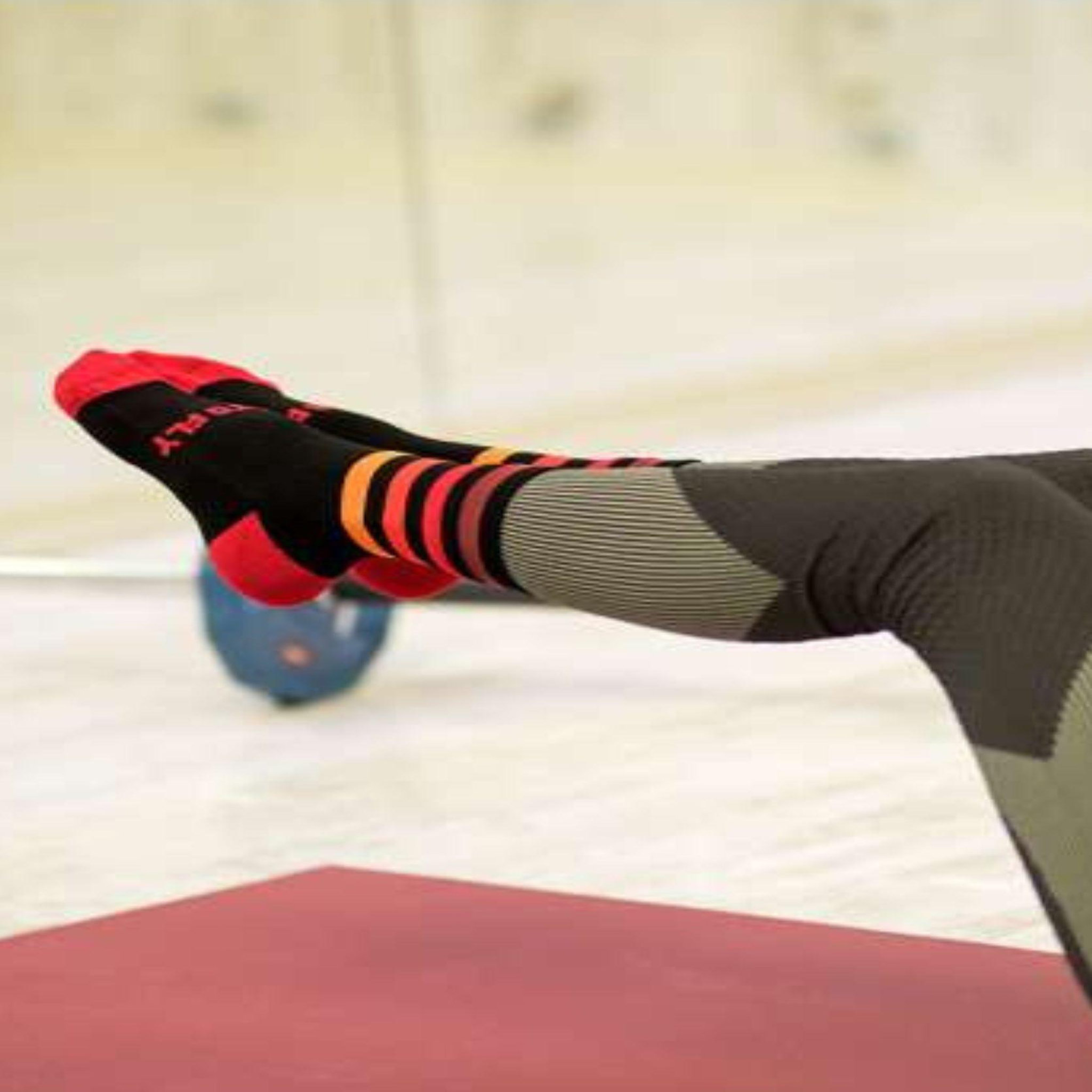 Voir la diapositive 3 : TRY TO FLY Chaussettes running microlon® noir & rouge