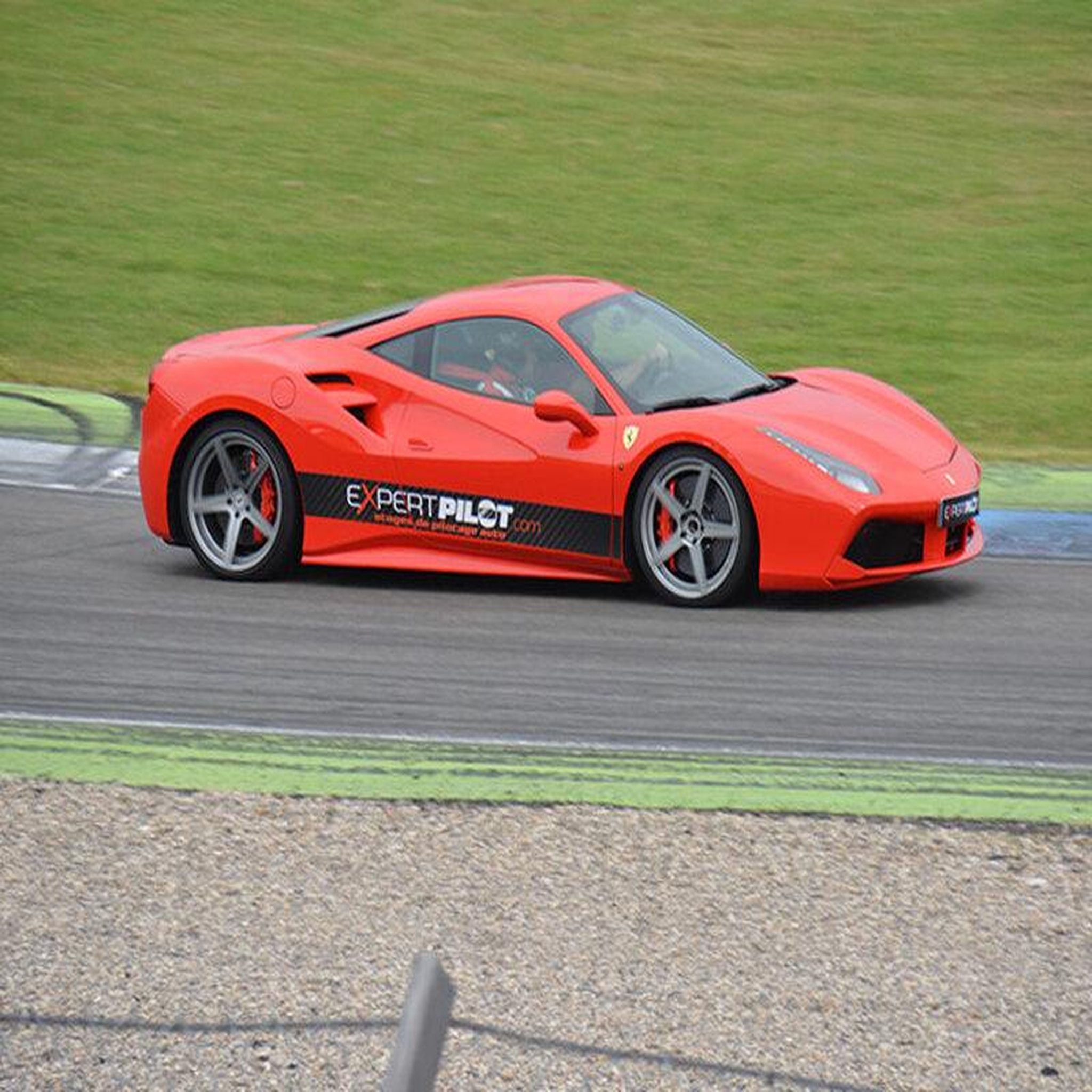 Voir la diapositive 4 : Smartbox Session de pilotage 8 tours en Audi R8 et Ferrari 488 GTB sur le circuit Geoparc - Coffret Cadeau Sport & Aventure