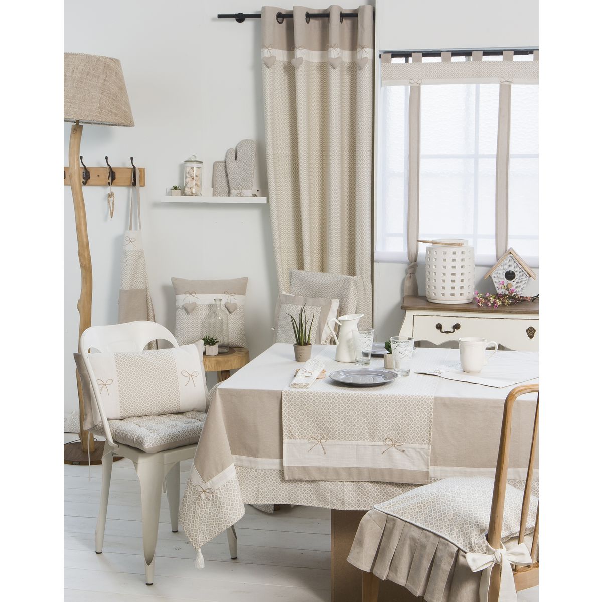 Nappe carrée 150x150 cm en coton beige imprimée finitions pompons et noeuds GLORIA
