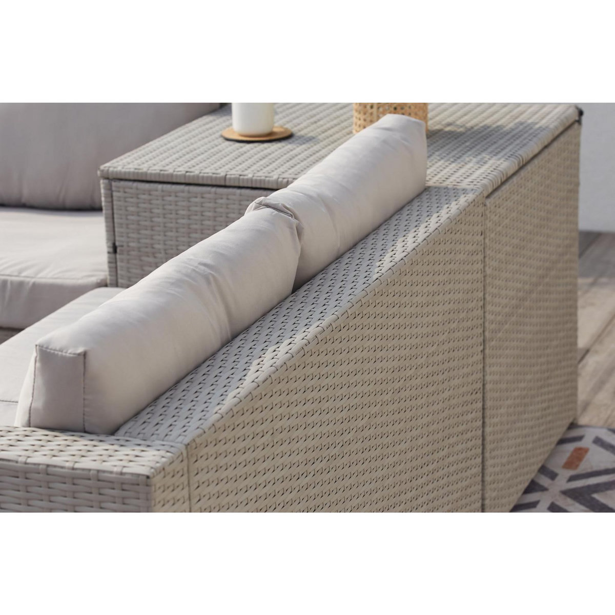 CONCEPT USINE Salon de jardin en résine tressée 4 places avec coffre gris clair SILANG