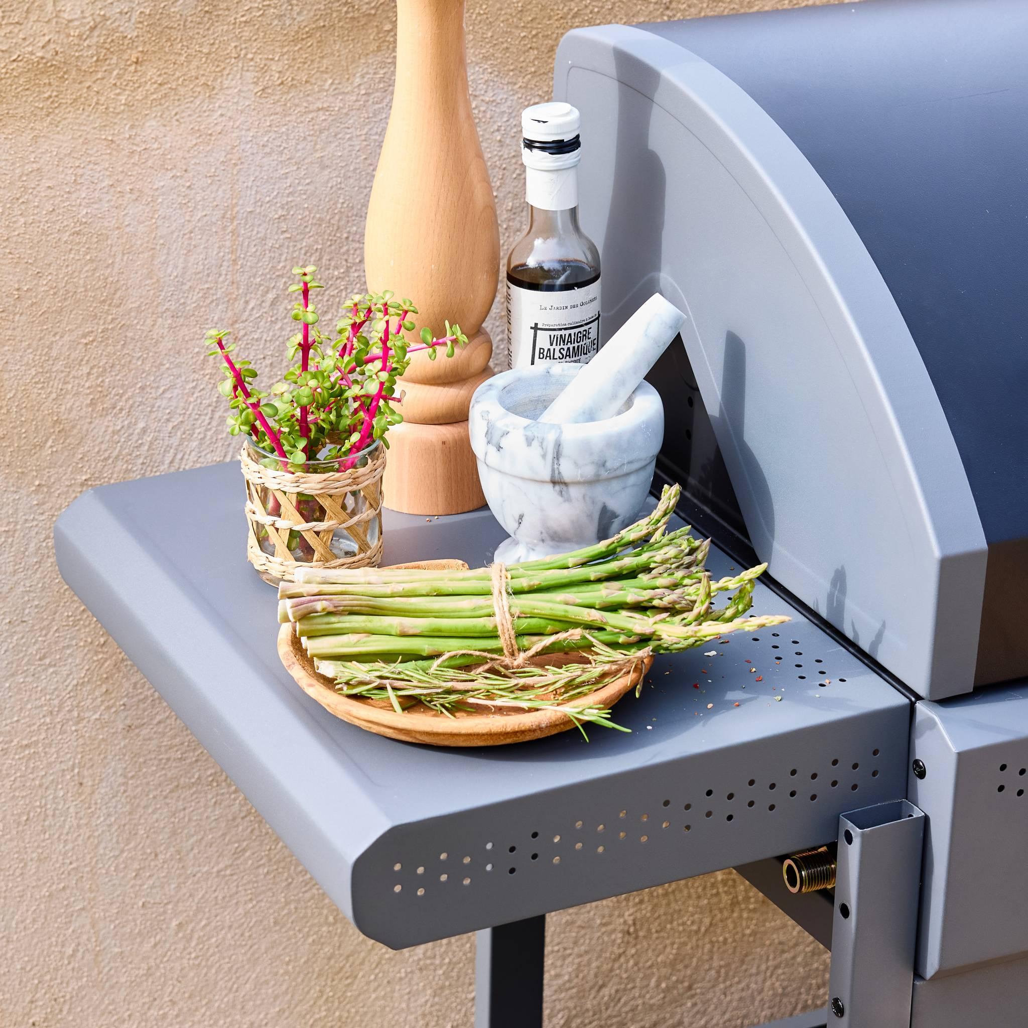 Voir la diapositive 3 : SWEEEK Barbecue au gaz Edmond noir. 4 brûleurs + 1 feu latéral. avec thermomètre. L 122x P62 x H143 cm