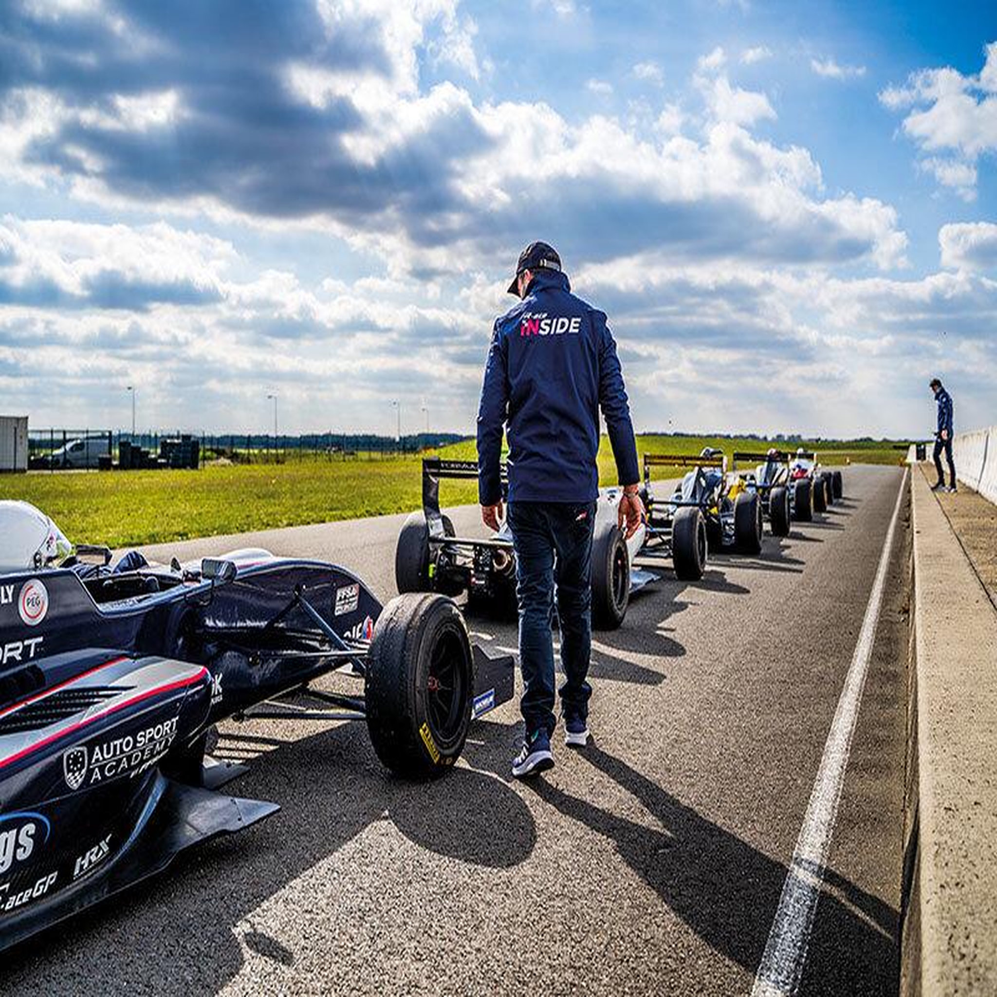 Voir la diapositive 4 : Smartbox Stage de pilotage : 15 à 20 tours de circuit en Formule Renault 2.0 - Coffret Cadeau Sport & Aventure