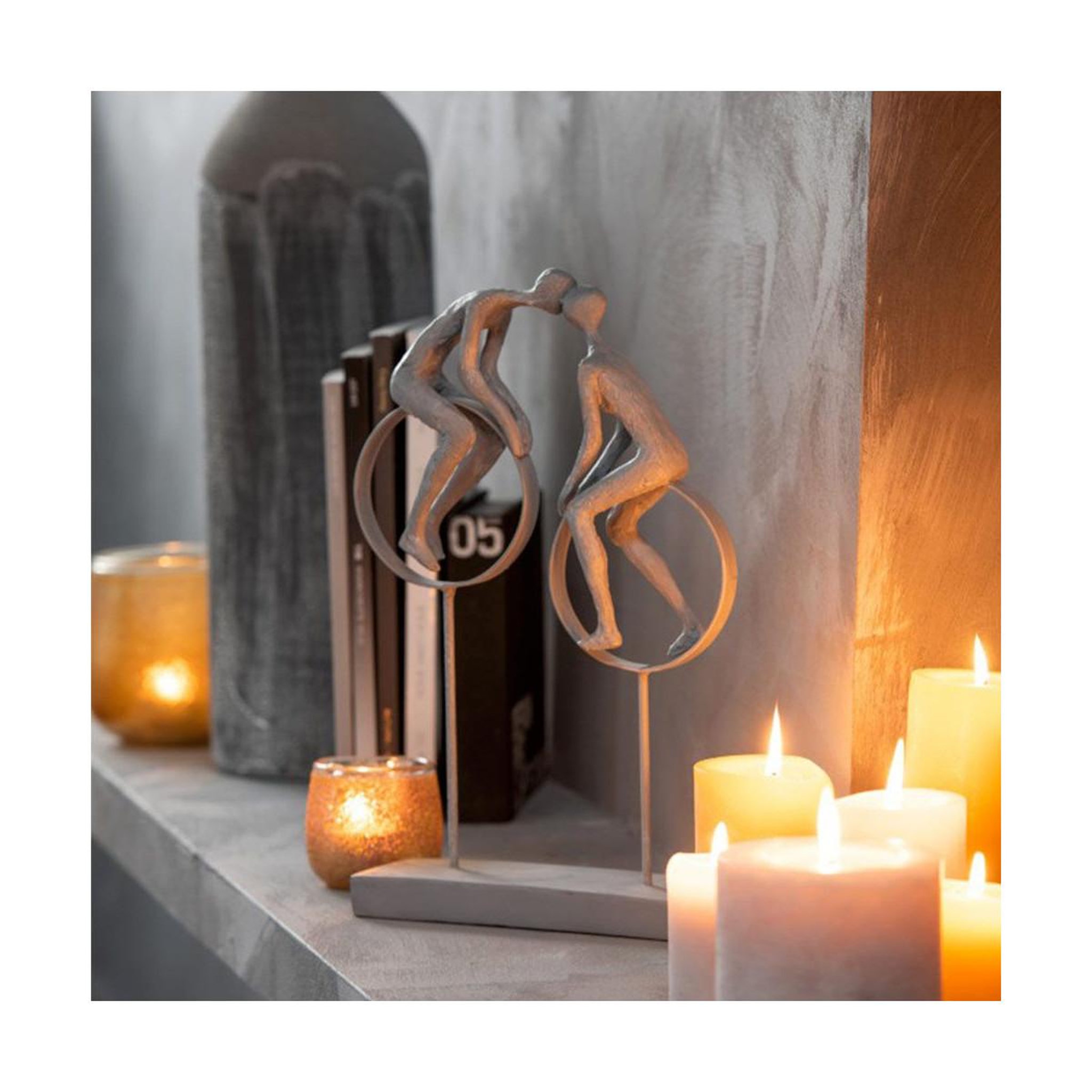 Voir la diapositive 2 : J-LINE Statuette déco  couple sur cercle  35cm gris