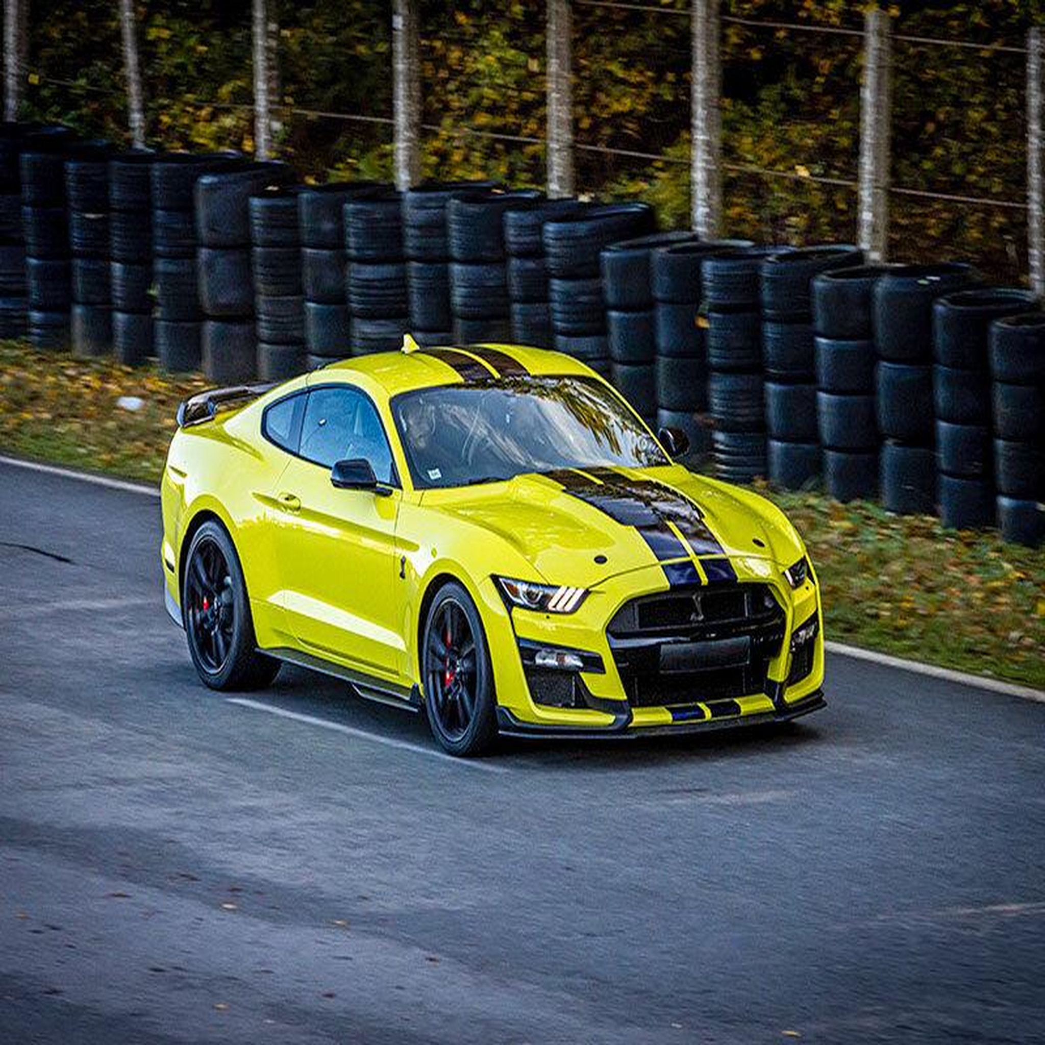 Voir la diapositive 4 : Smartbox Stage de pilotage multivolant : 2 tours en Corvette C8 et 2 tours en Ford Mustang sur le circuit de Trappes - Coffret Cadeau Sport & Aventure