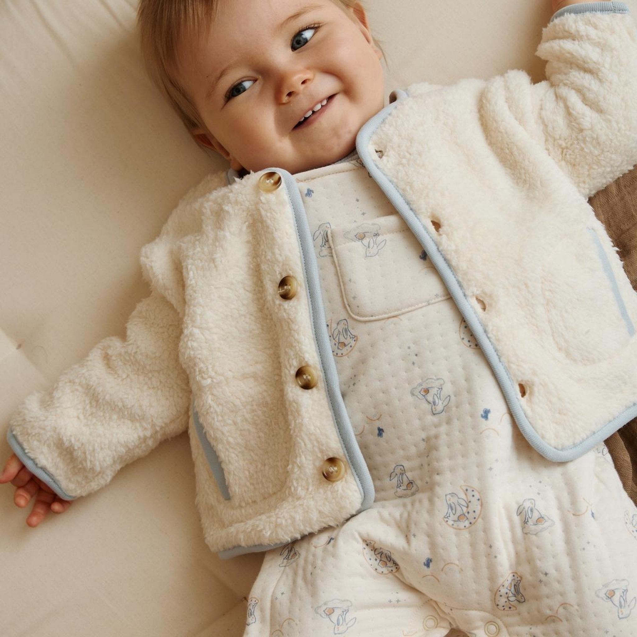 Voir la diapositive 4 : PETIT BEGUIN Veste bébé en sherpa voix lactée
