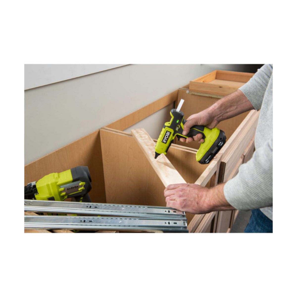 Ryobi Pack RYOBI Pistolet à colle 18V One+ RGL18-0 - 1 Batterie 2.0 Ah - 1 Chargeur rapide