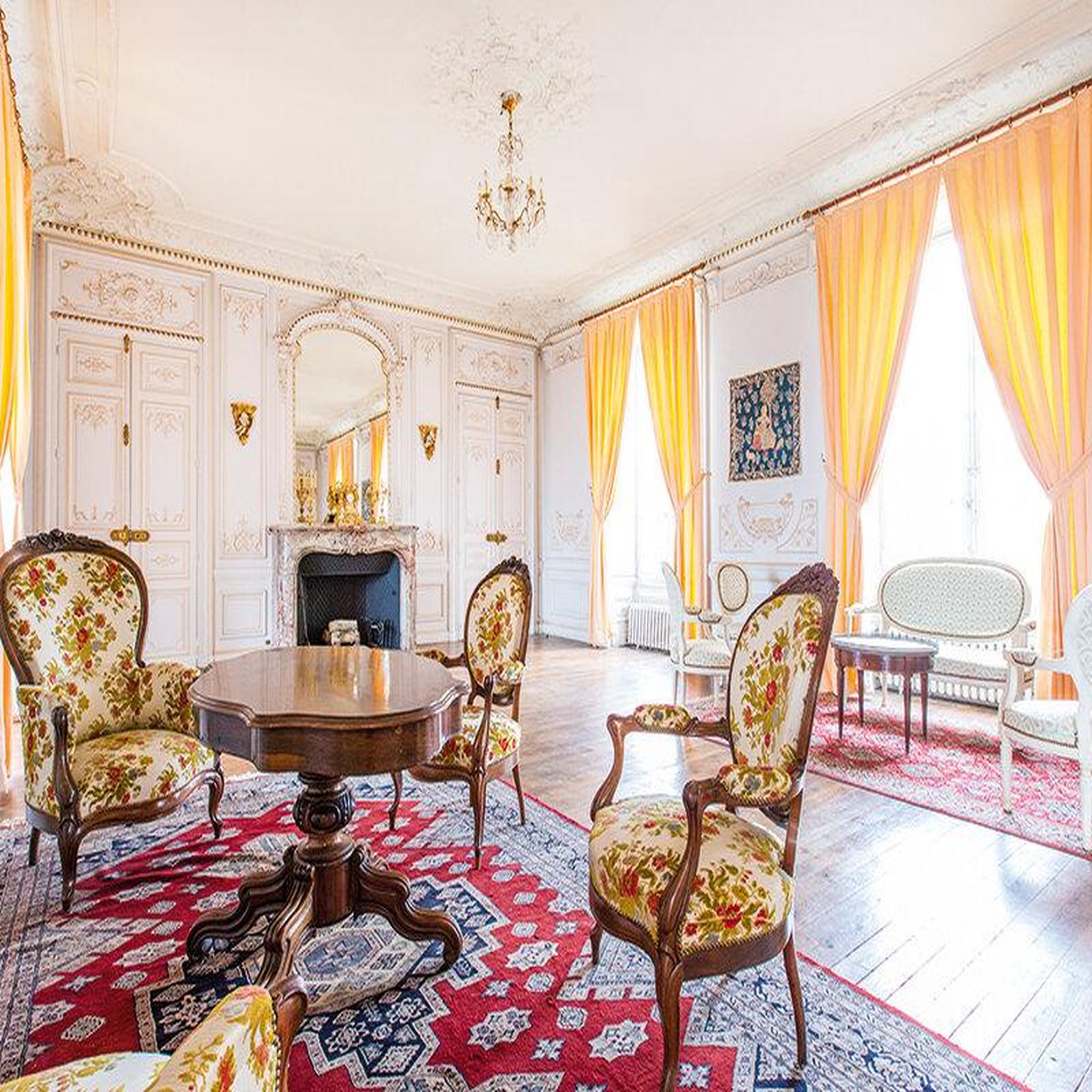 Voir la diapositive 3 : Smartbox 2 jours avec dîner gourmet et champagne dans un château près de bourges - coffret cadeau séjour